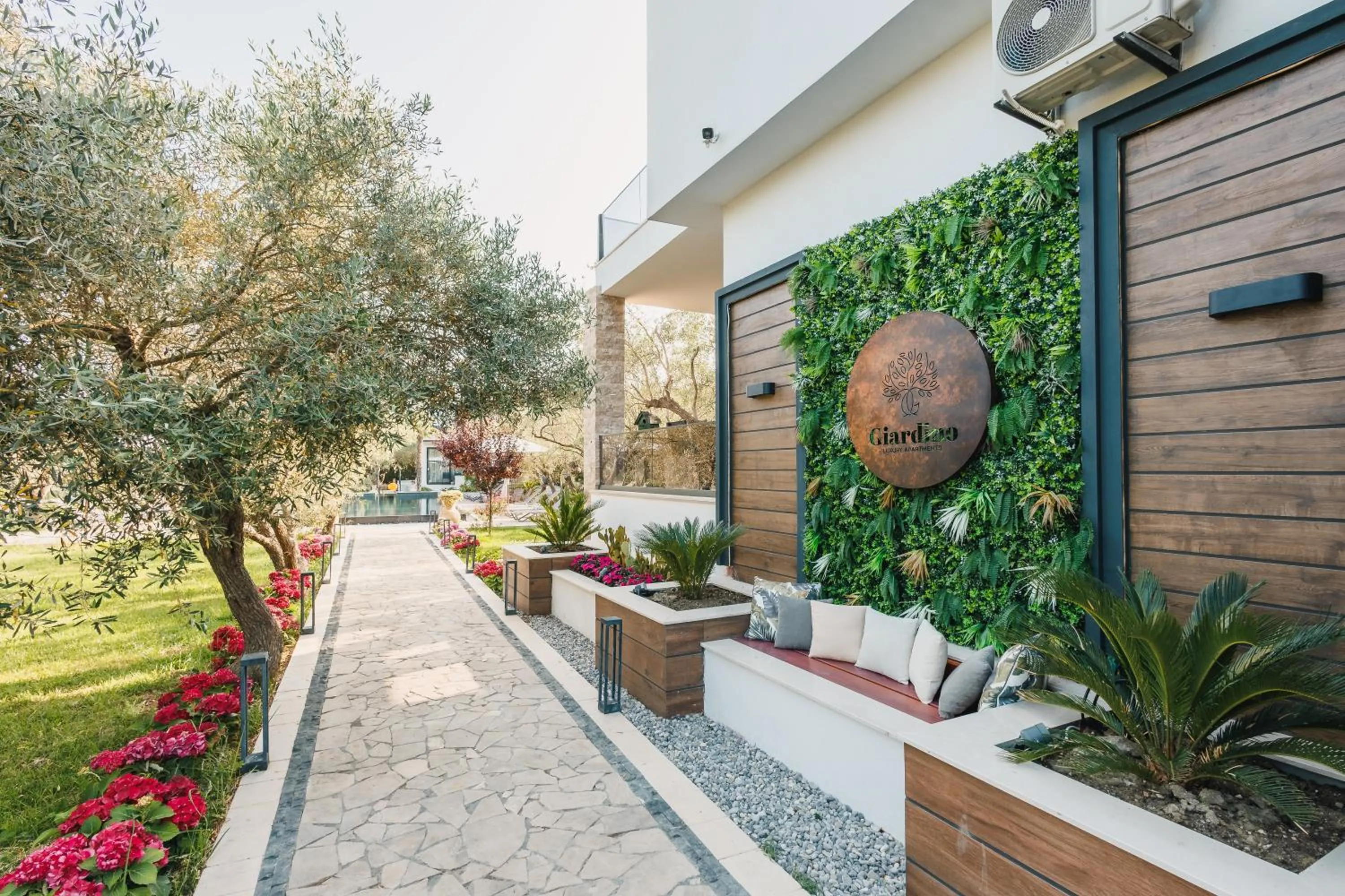 Giardino Lux Apartments