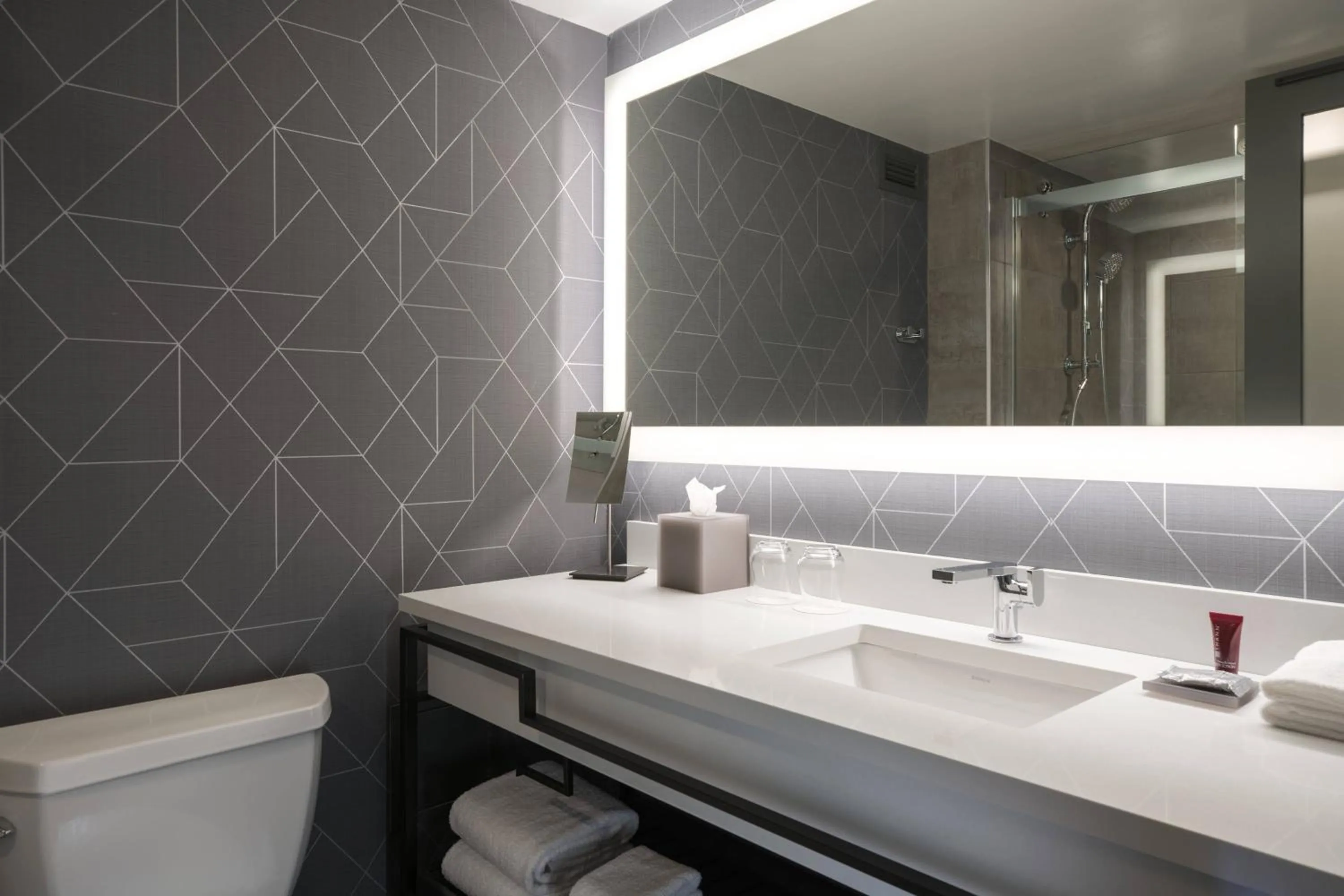 Bathroom in Philadelphia Marriott Old City