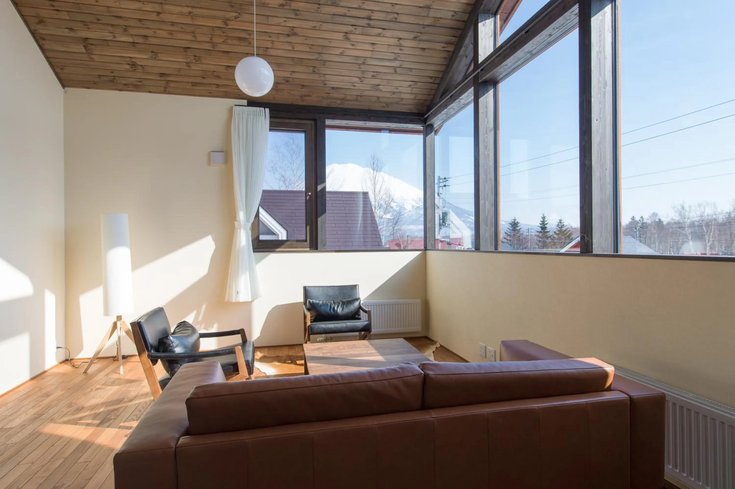 Living room in Tahoe Lodge by H2 Life