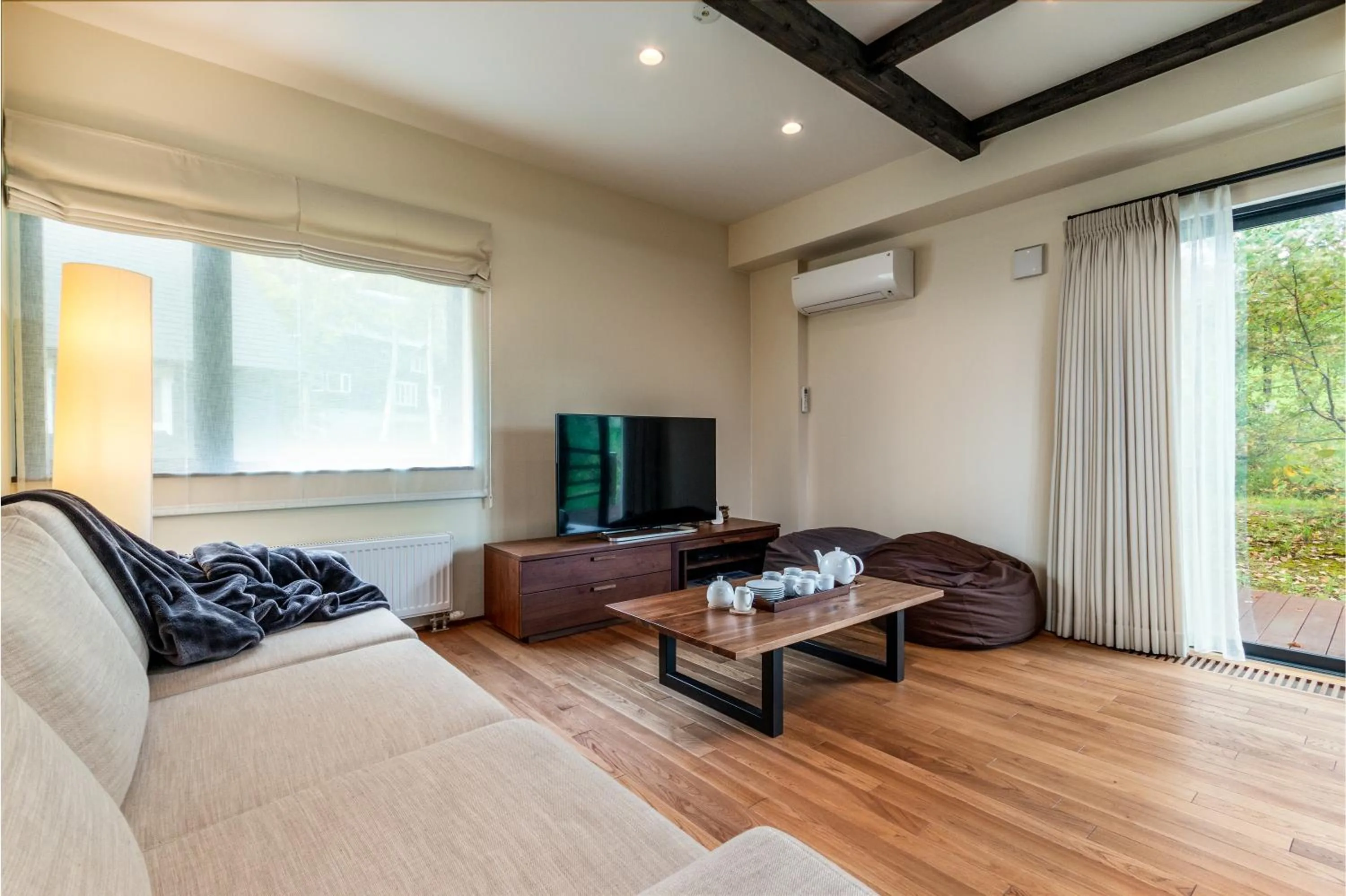 Living room in Tahoe Lodge by H2 Life