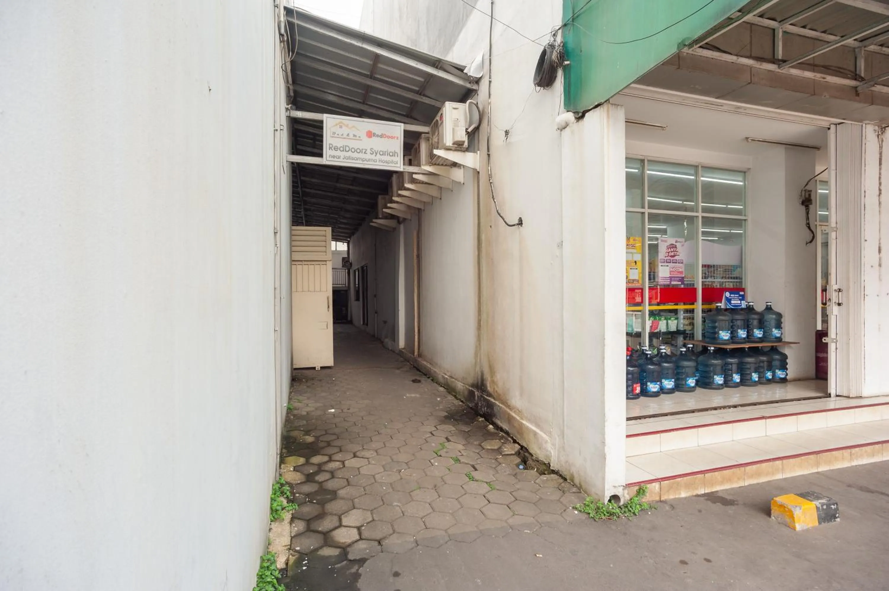 Property building in RedDoorz Syariah near Jatisampurna Hospital