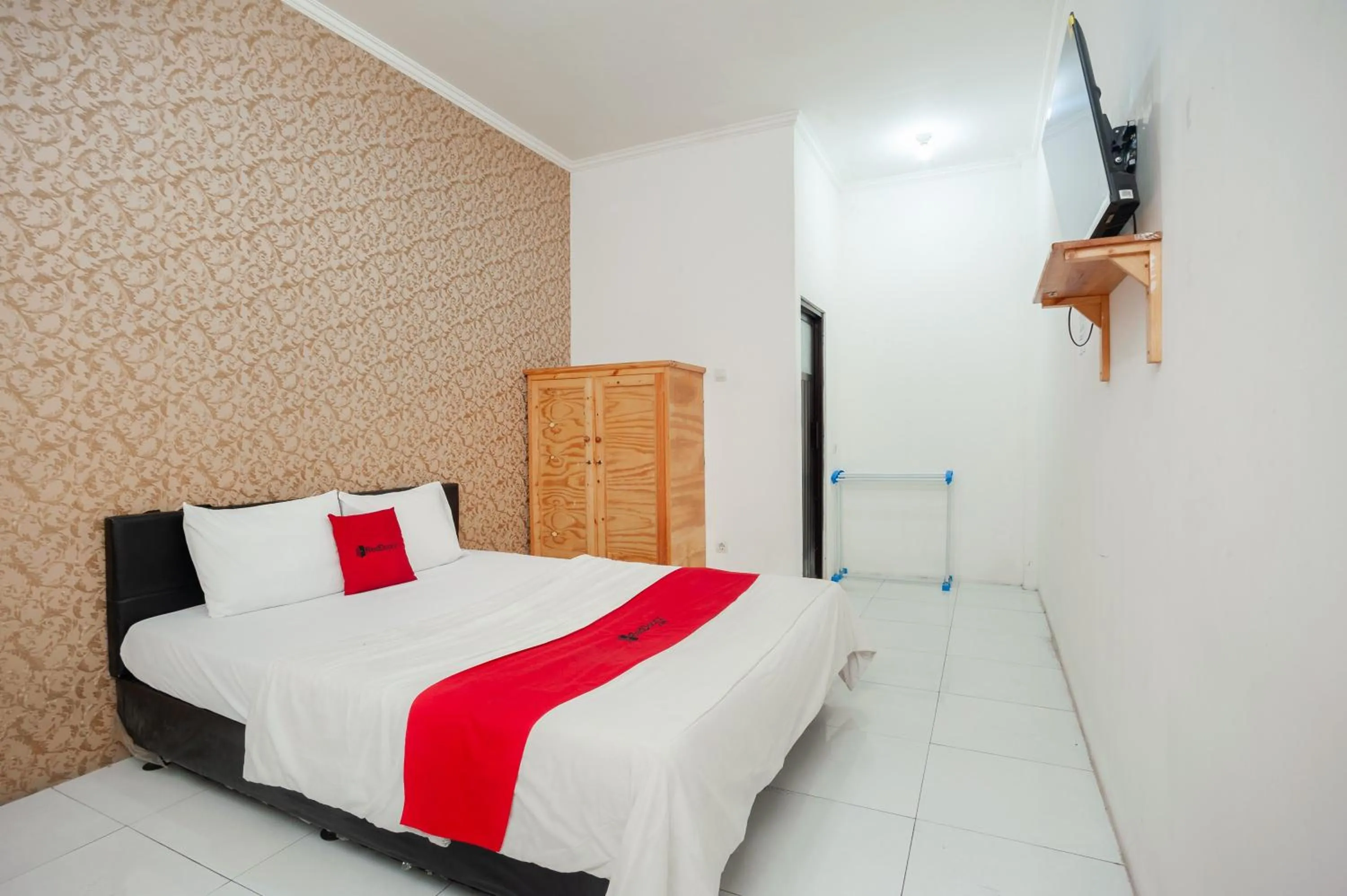 Bed in RedDoorz Syariah near Jatisampurna Hospital