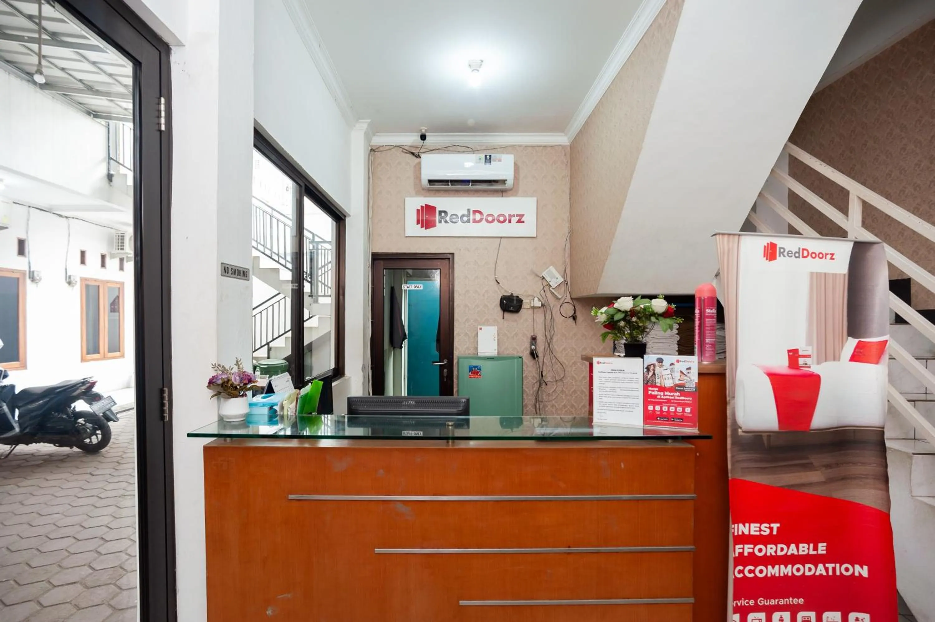 Lobby or reception in RedDoorz Syariah near Jatisampurna Hospital