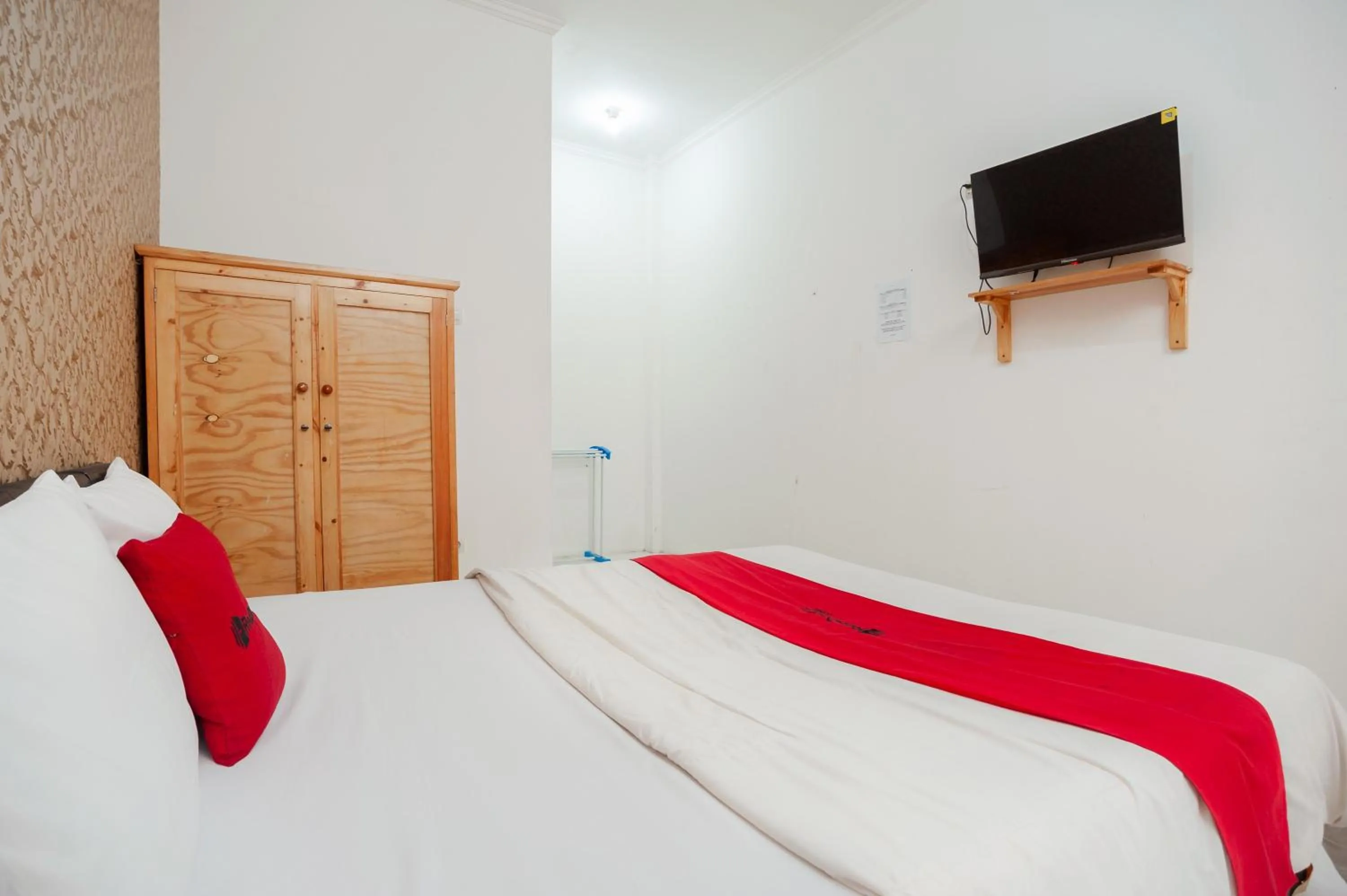 Bed in RedDoorz Syariah near Jatisampurna Hospital