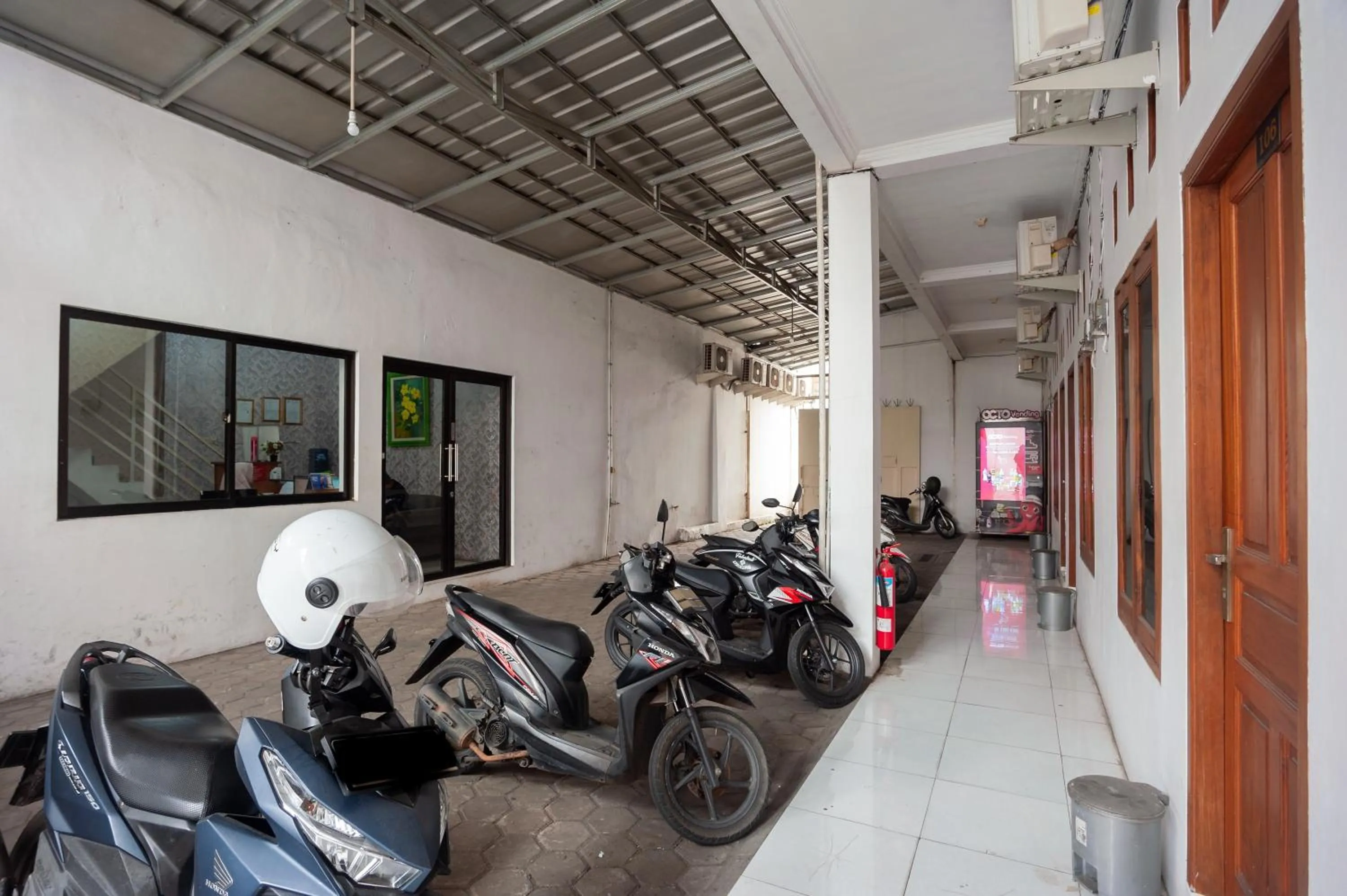 Property building in RedDoorz Syariah near Jatisampurna Hospital