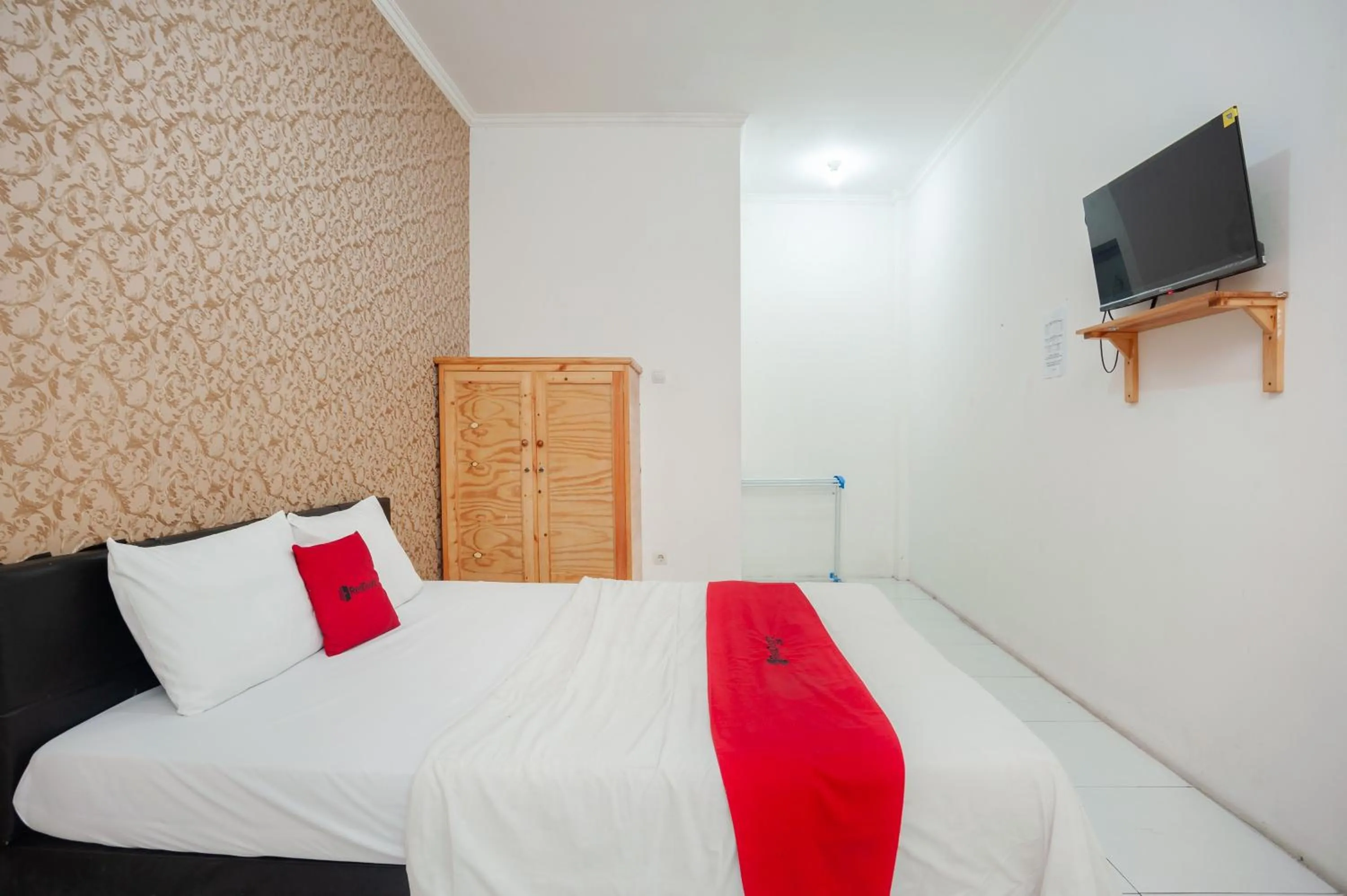 Bed in RedDoorz Syariah near Jatisampurna Hospital