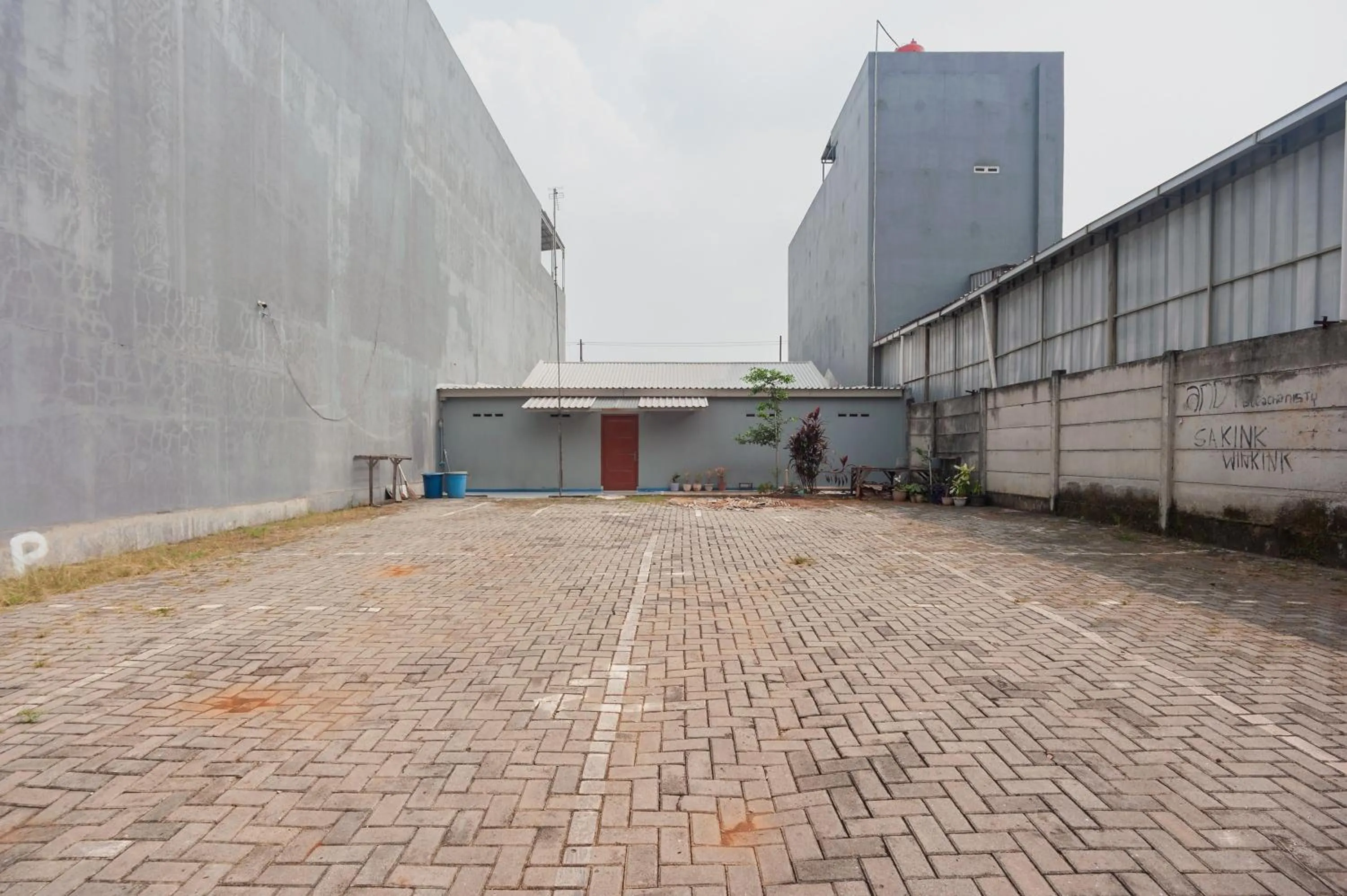 Parking in RedDoorz Syariah near Jatisampurna Hospital