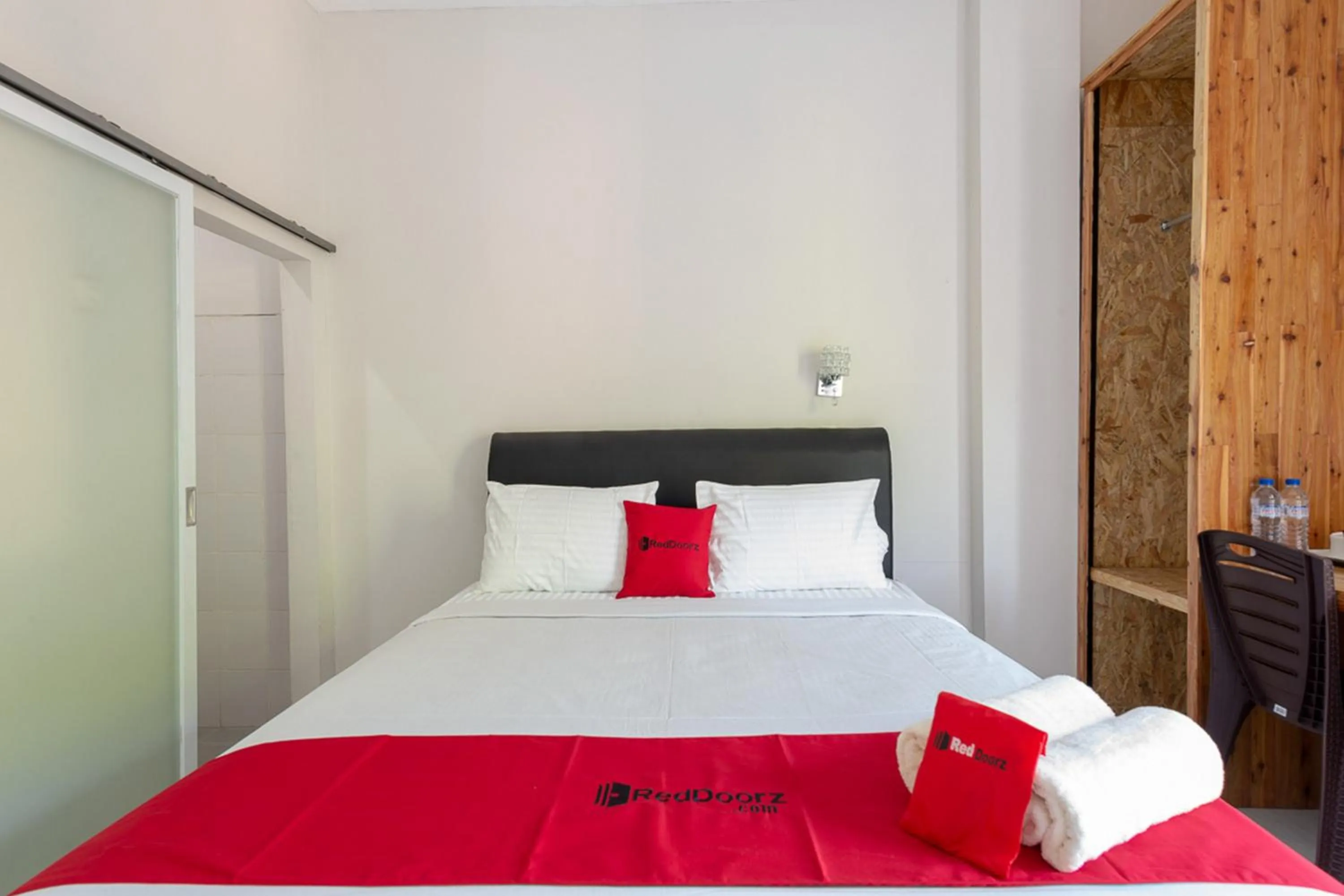 Bed in RedDoorz Plus Syariah @ Raya Nginden 2