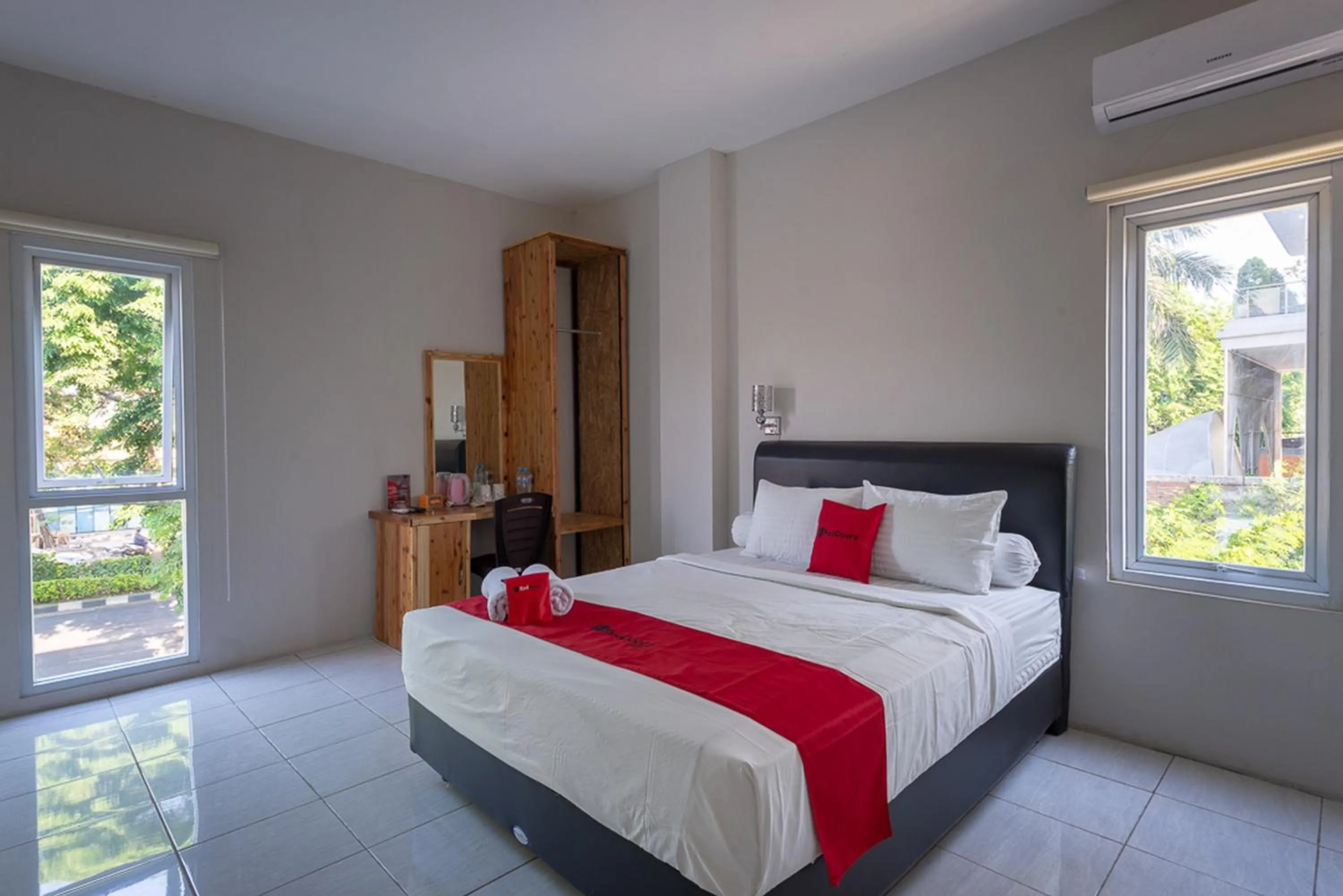 Bed in RedDoorz Plus Syariah @ Raya Nginden 2