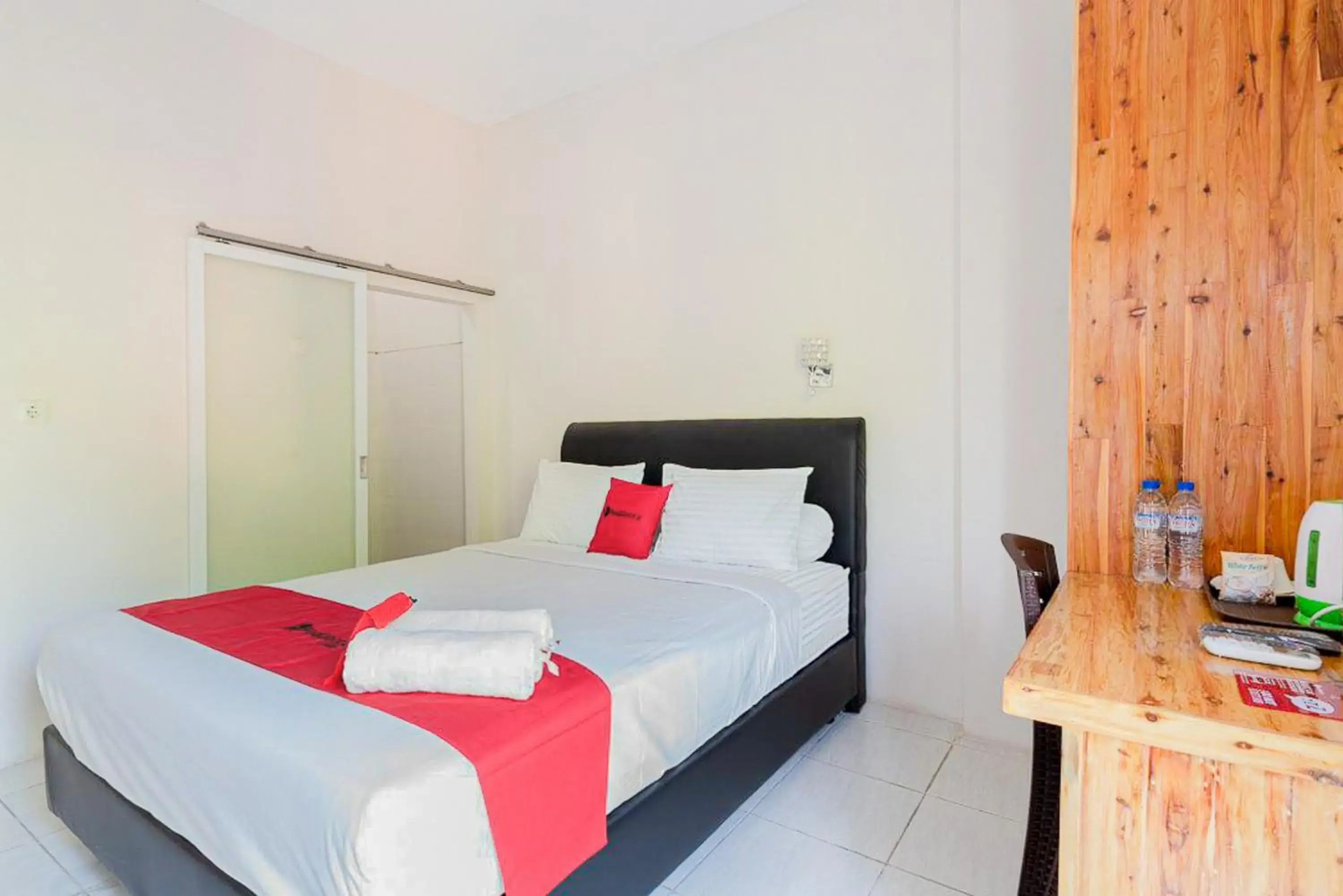 Standard Double Room in RedDoorz Plus Syariah @ Raya Nginden 2 Standard Double Room in RedDoorz Plus Syariah @ Raya Nginden 2