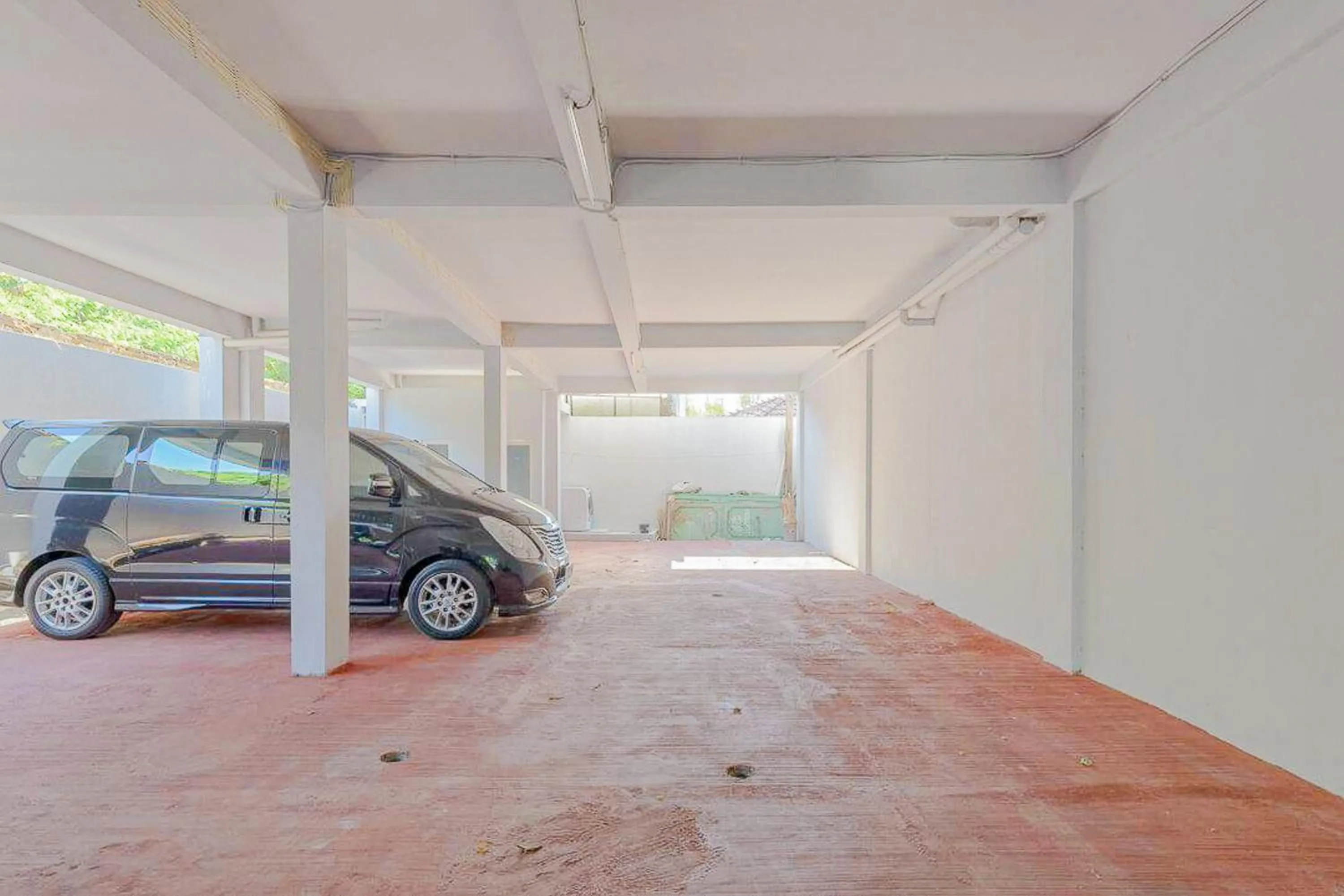 Parking in RedDoorz Plus Syariah @ Raya Nginden 2