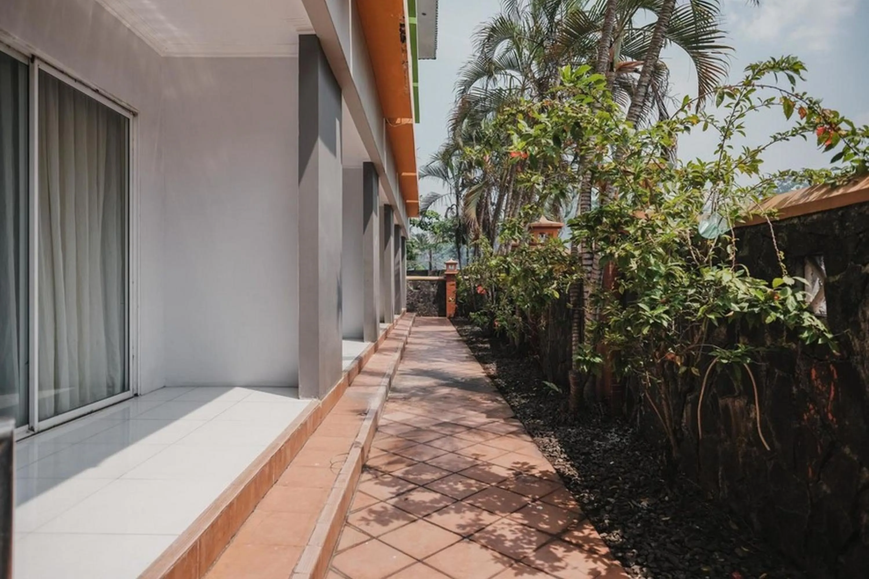 Facade/entrance in RedDoorz Plus near Pelabuhan Merak