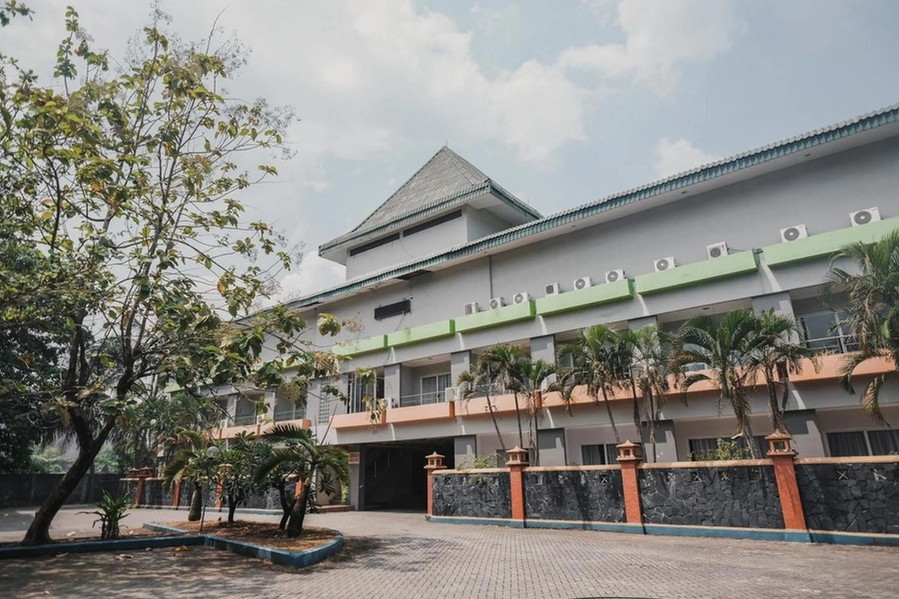 Property building in RedDoorz Plus near Pelabuhan Merak