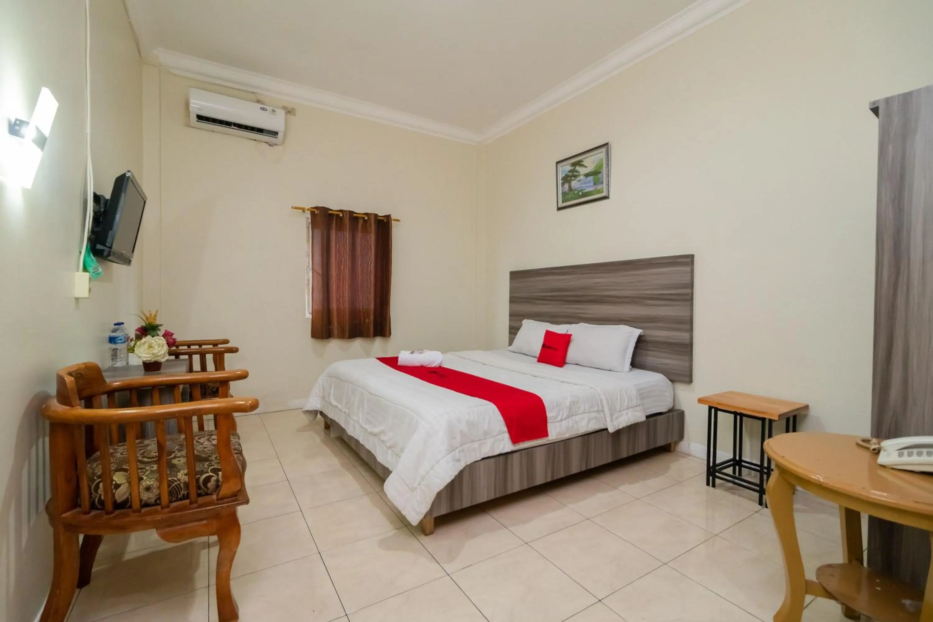 Bedroom, Bed in RedDoorz @ Pematangsiantar