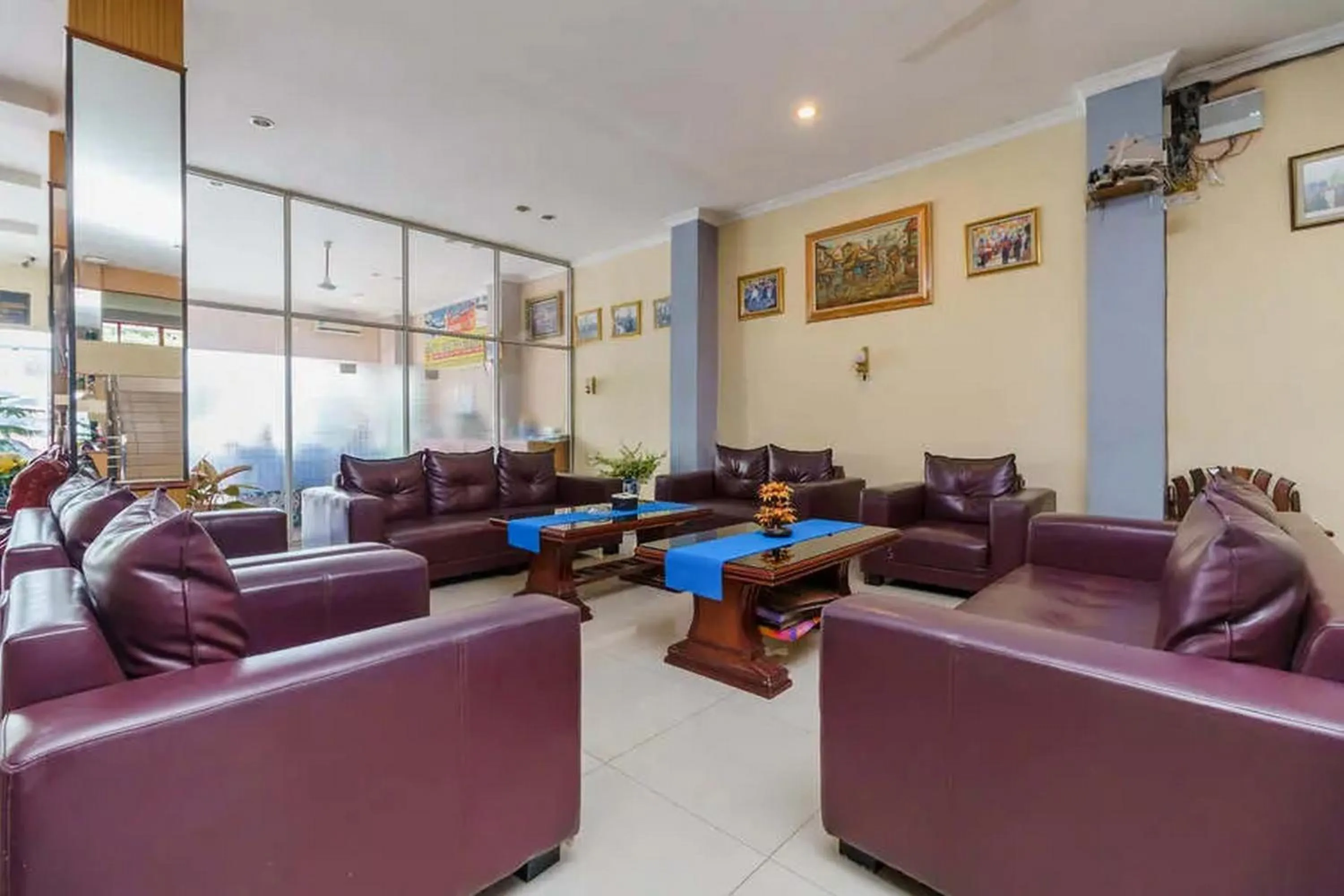 Seating area in RedDoorz @ Pematangsiantar