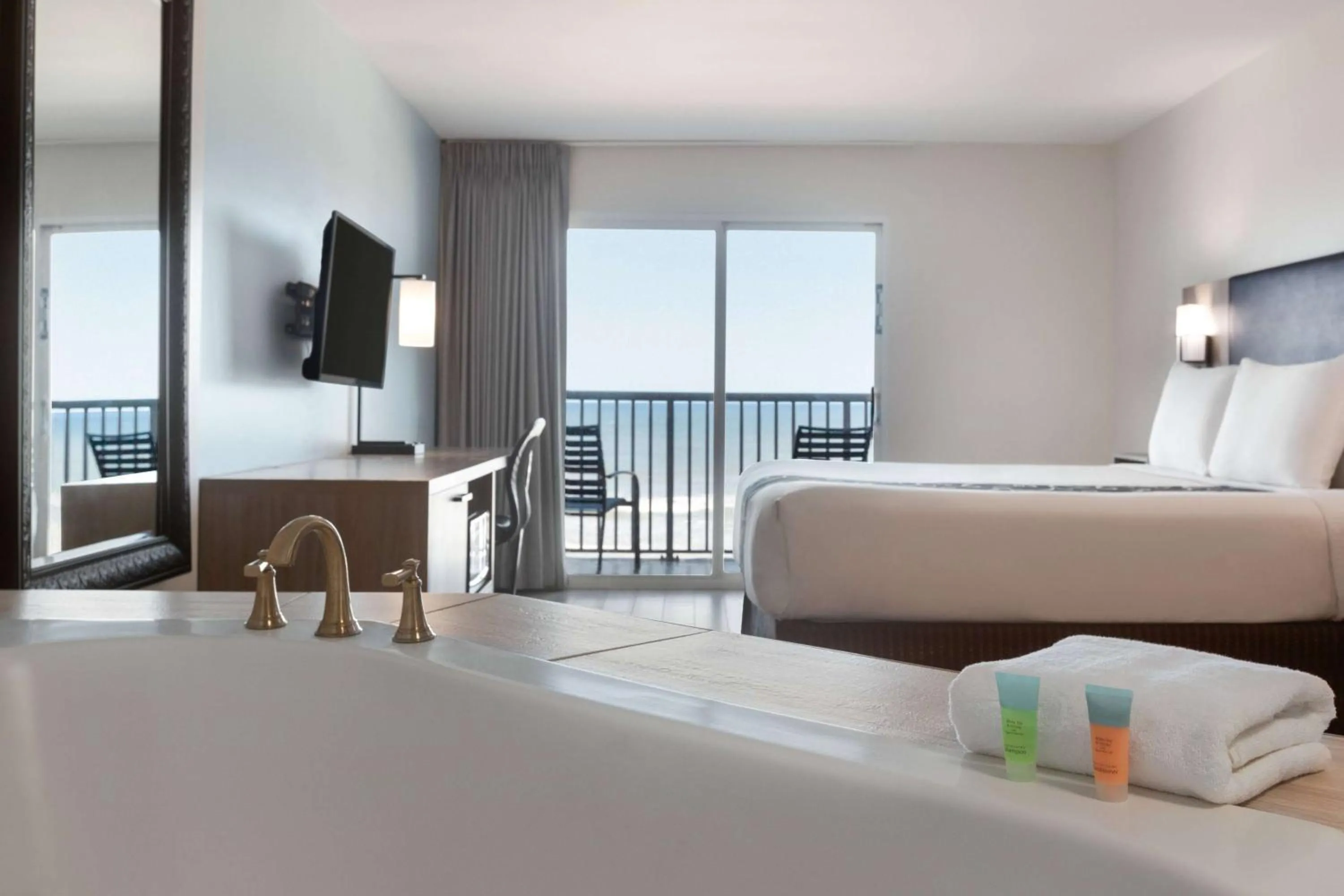 Bath, Bed in La Quinta by Wyndham Oceanfront Daytona Beach