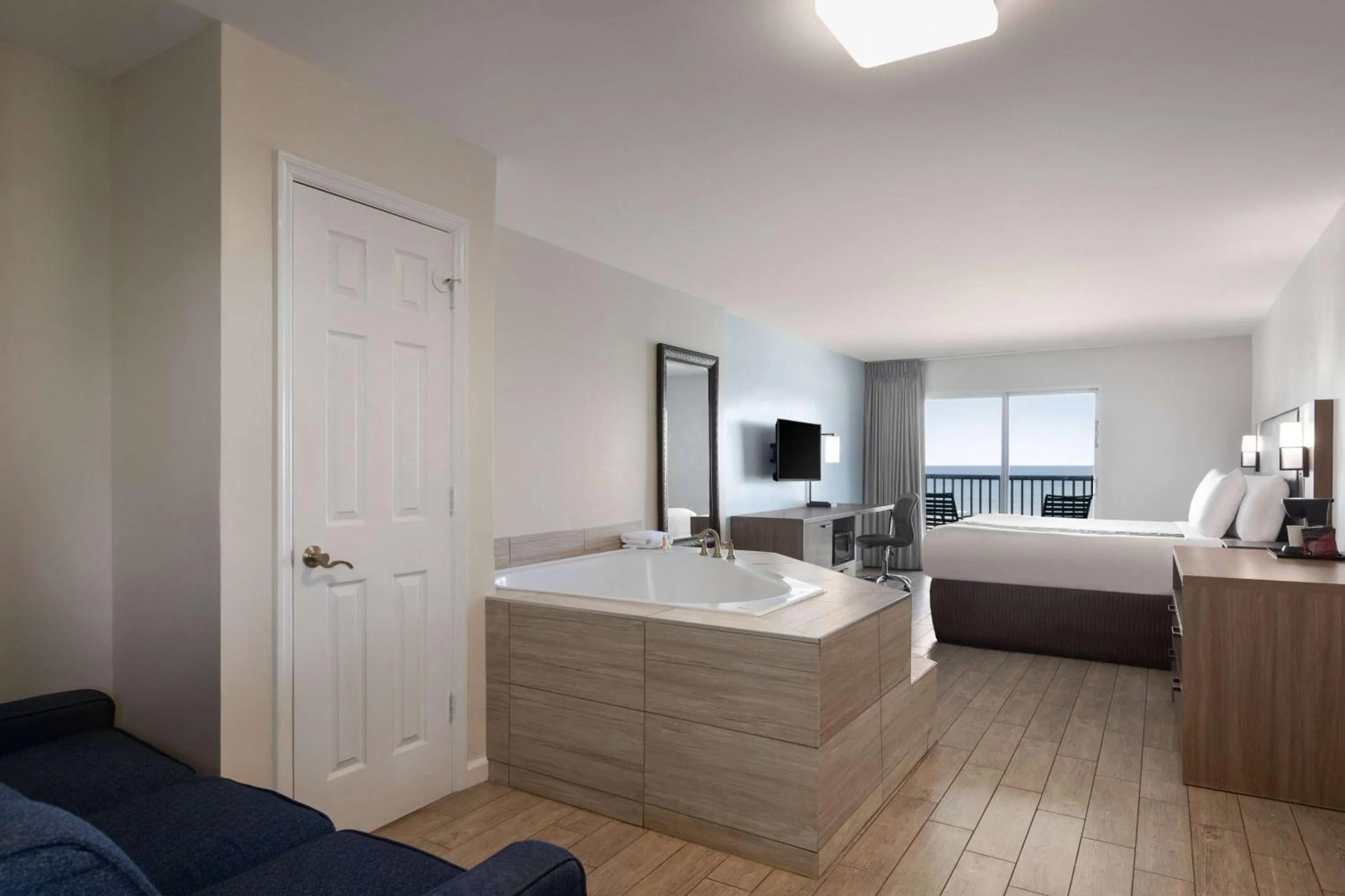 Bath, Bed in La Quinta by Wyndham Oceanfront Daytona Beach