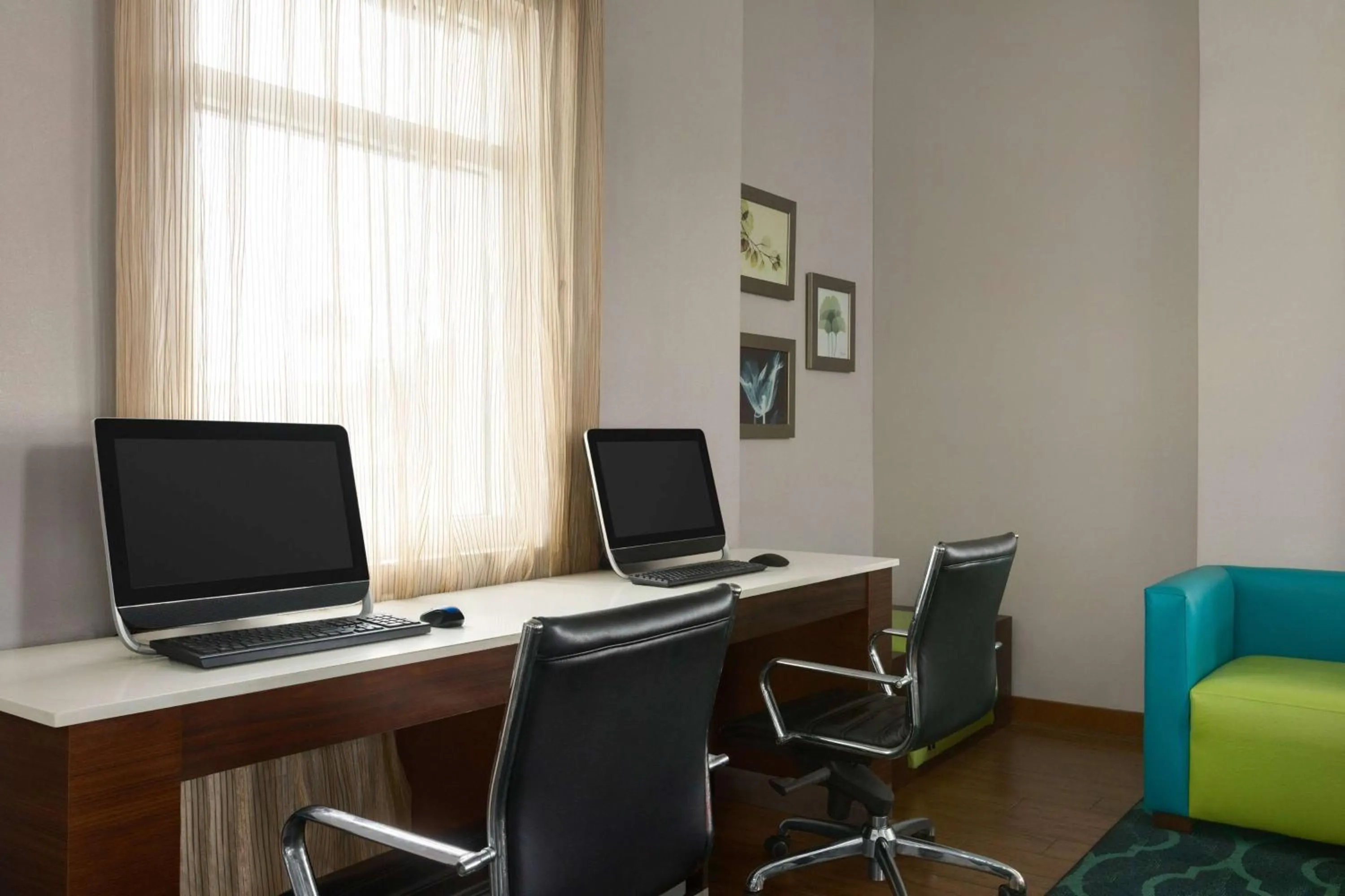 Business facilities in La Quinta by Wyndham Oceanfront Daytona Beach