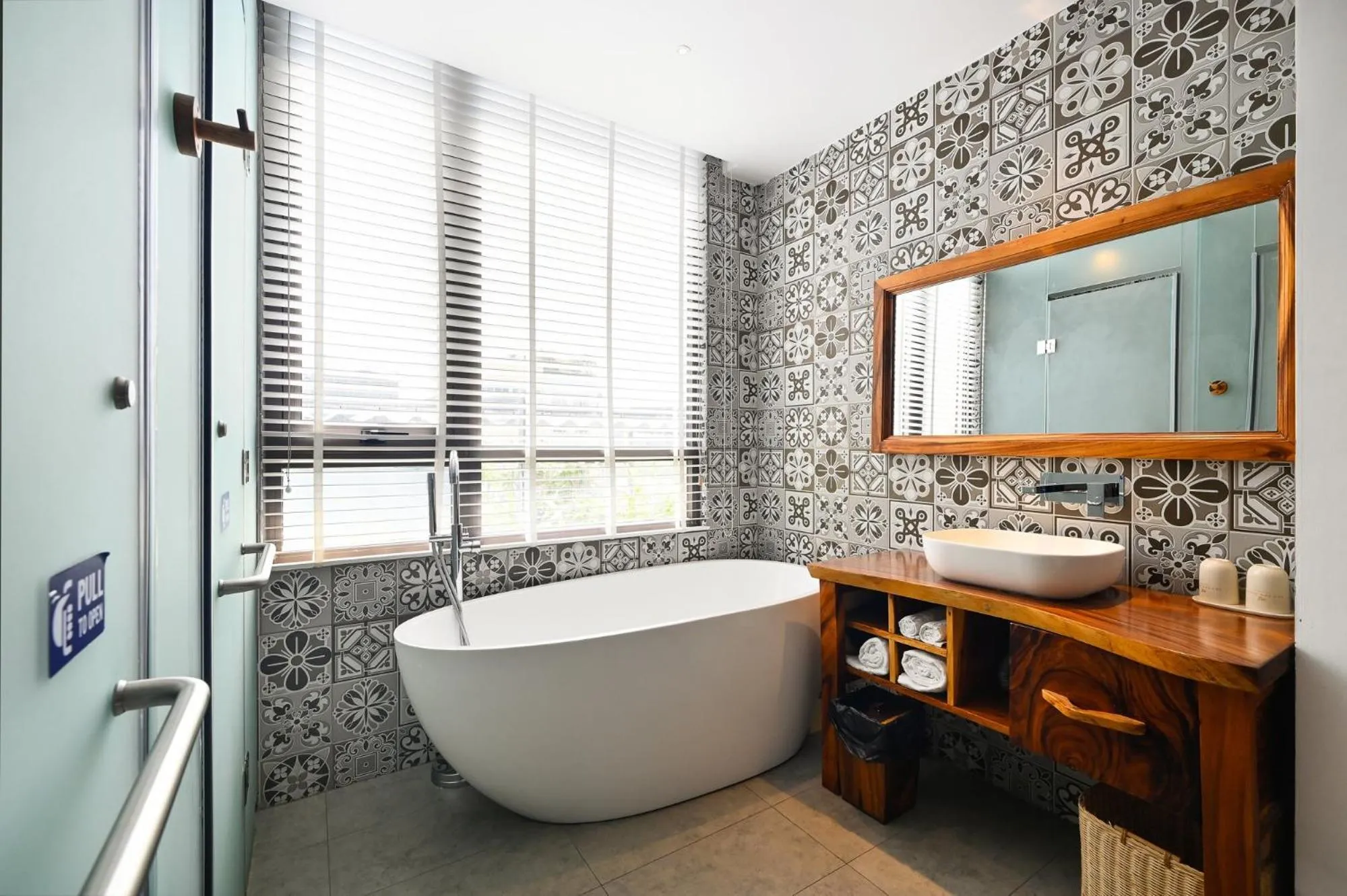 Shower in Sky Gem Central Hotel