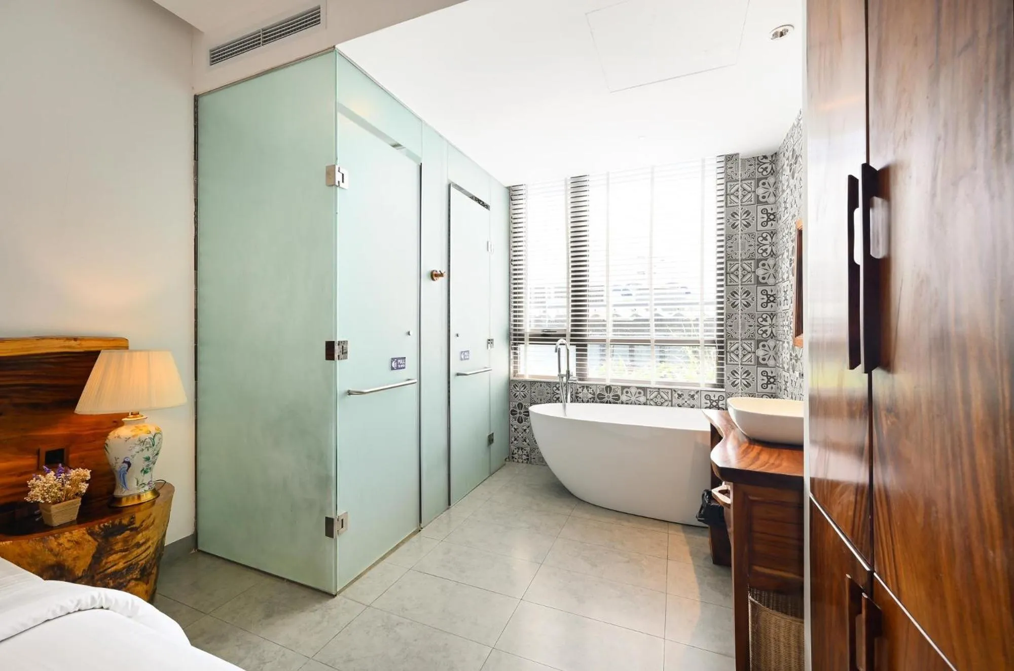 Bathroom, Bed in Sky Gem Central Hotel