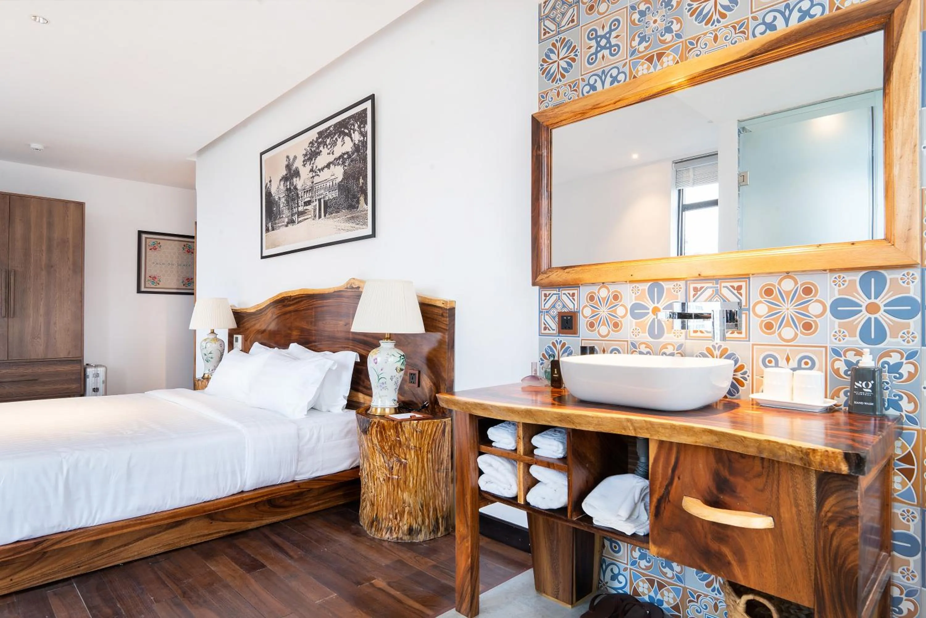 Bed in Sky Gem Central Hotel