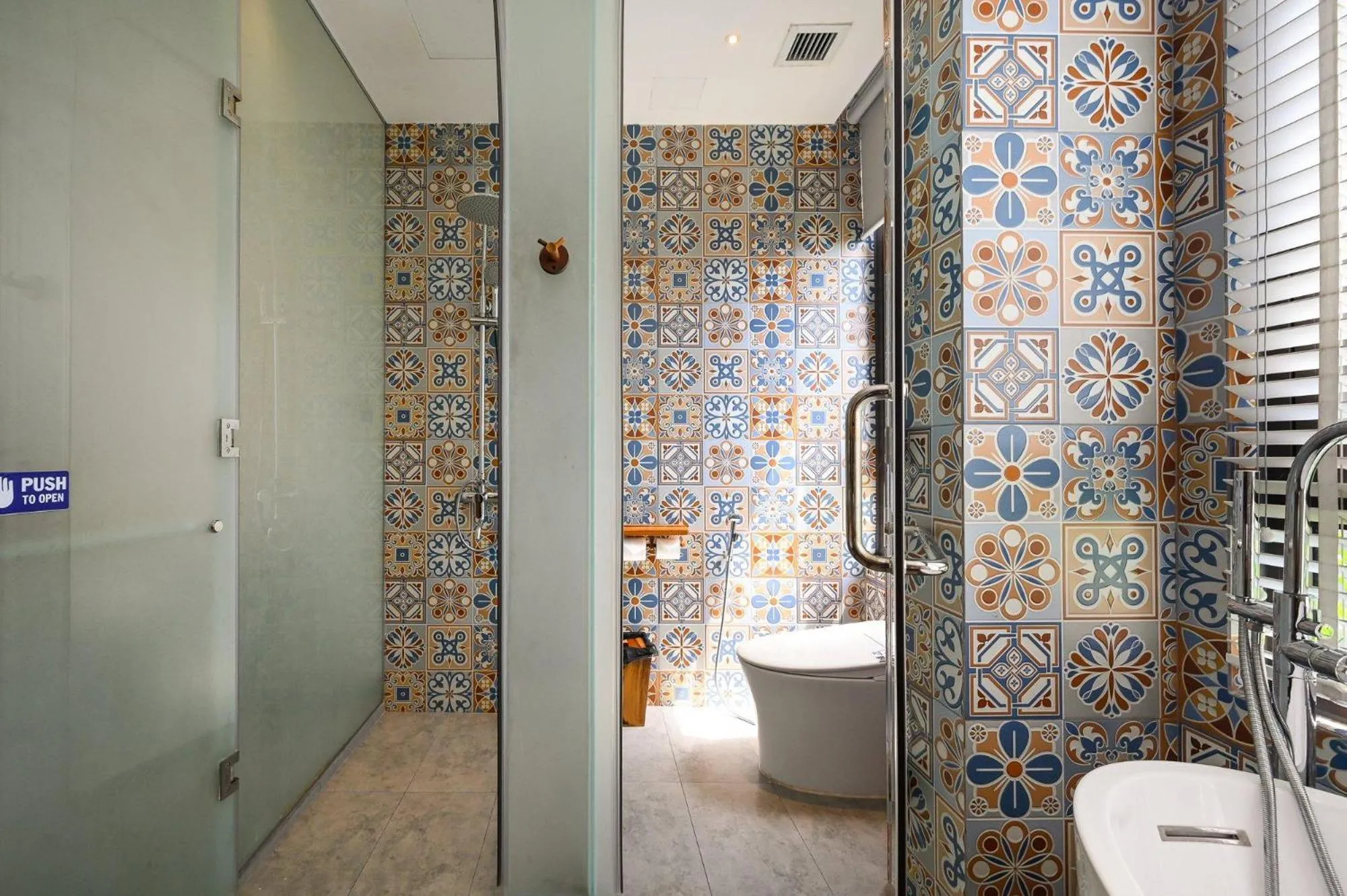 Shower in Sky Gem Central Hotel