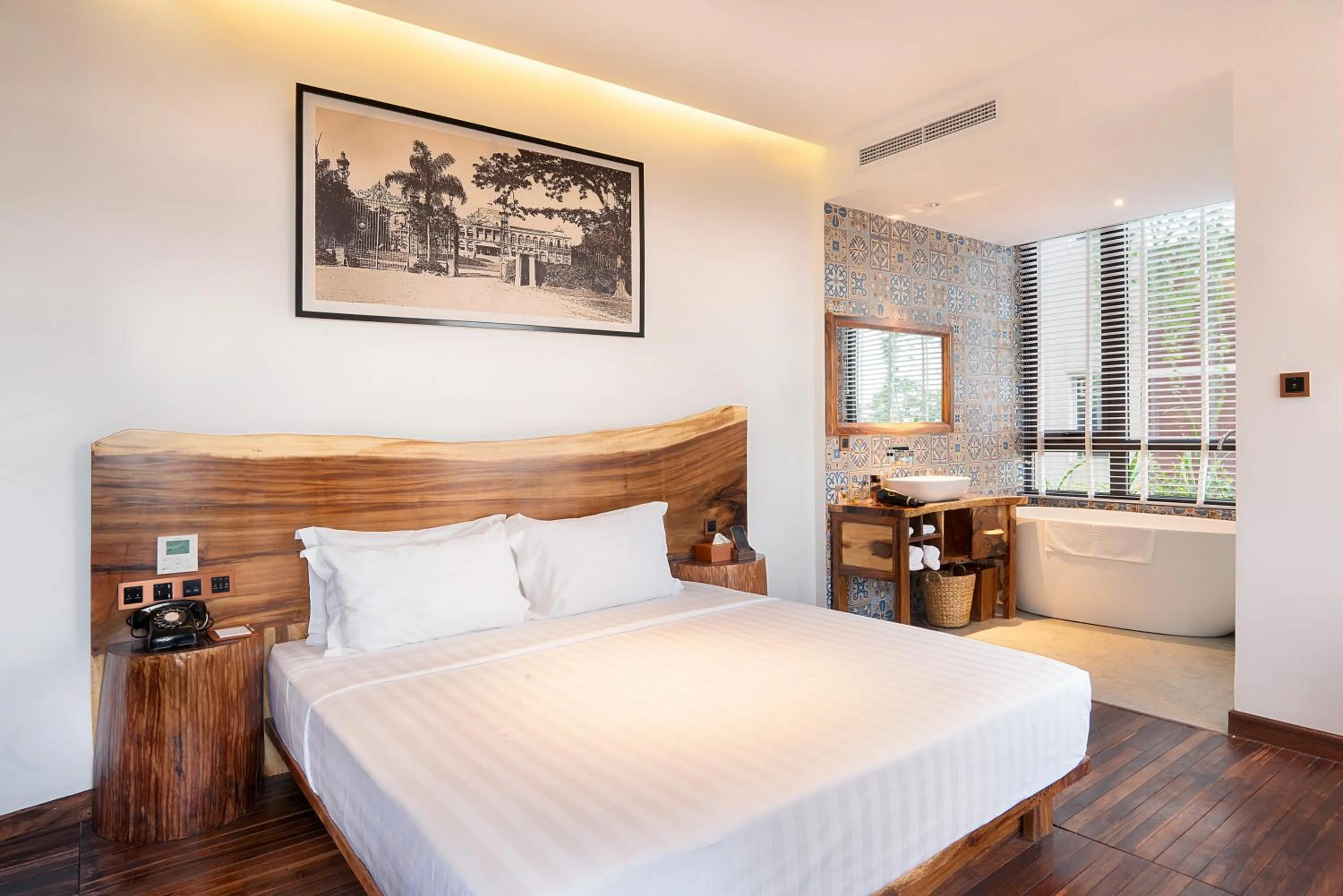 Bed in Sky Gem Central Hotel