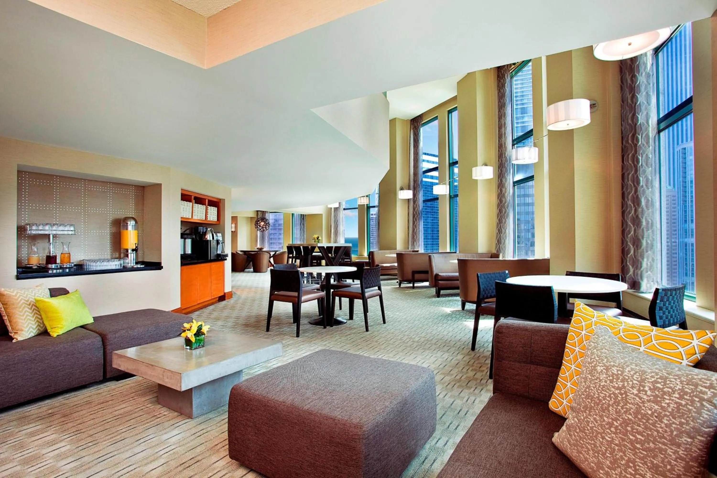Lounge or bar in Sheraton Grand Chicago Riverwalk