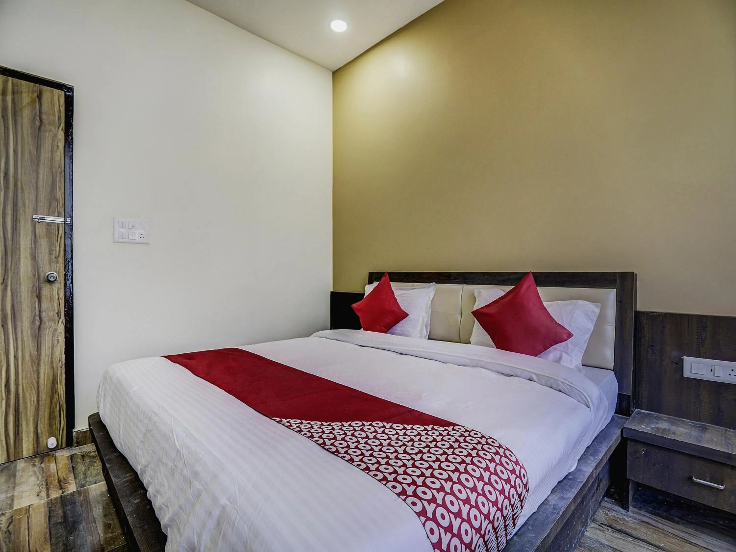 Facade/entrance, Bed in Hotel O Gd Palace