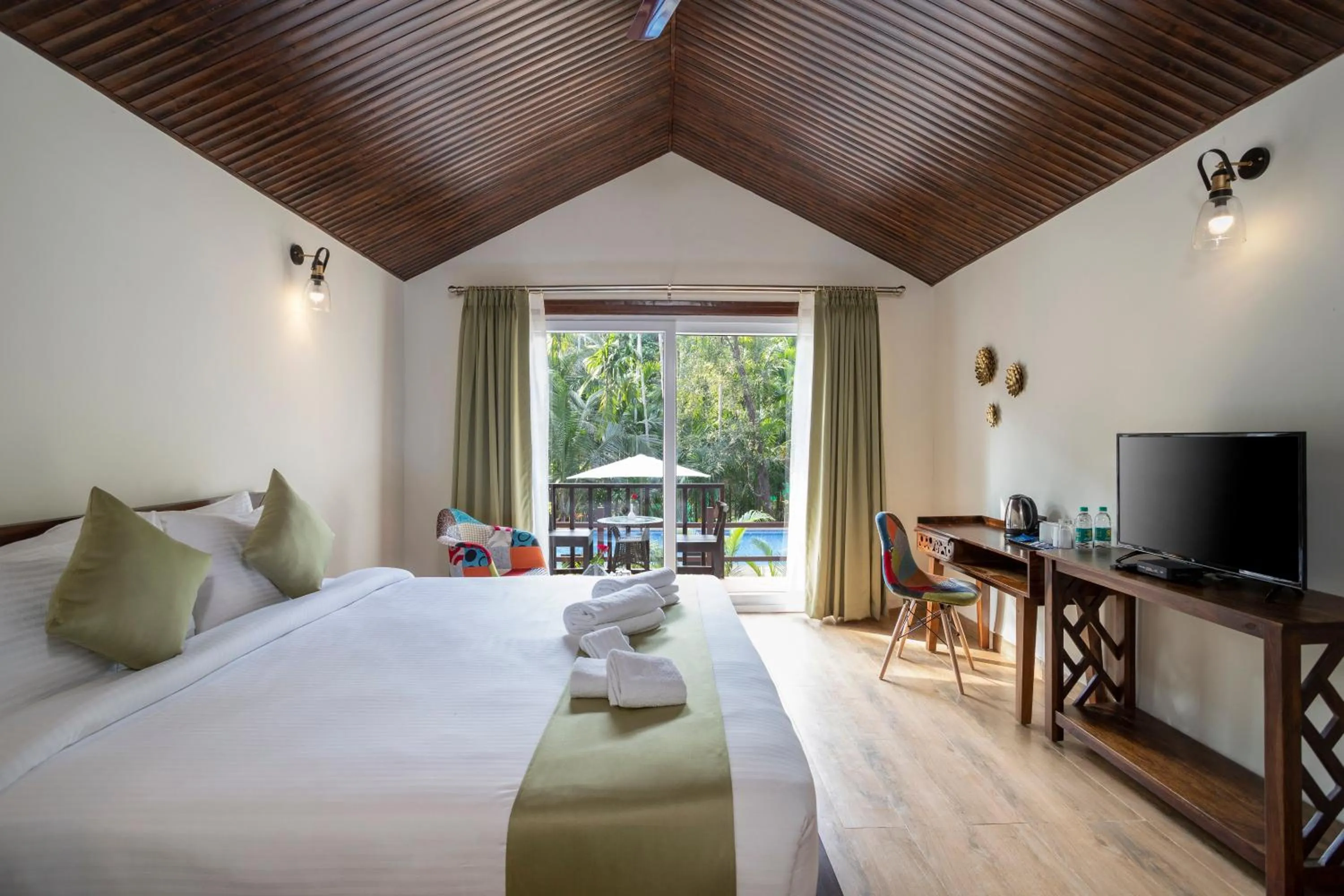 Bed in Stone Wood Premier Gokarna