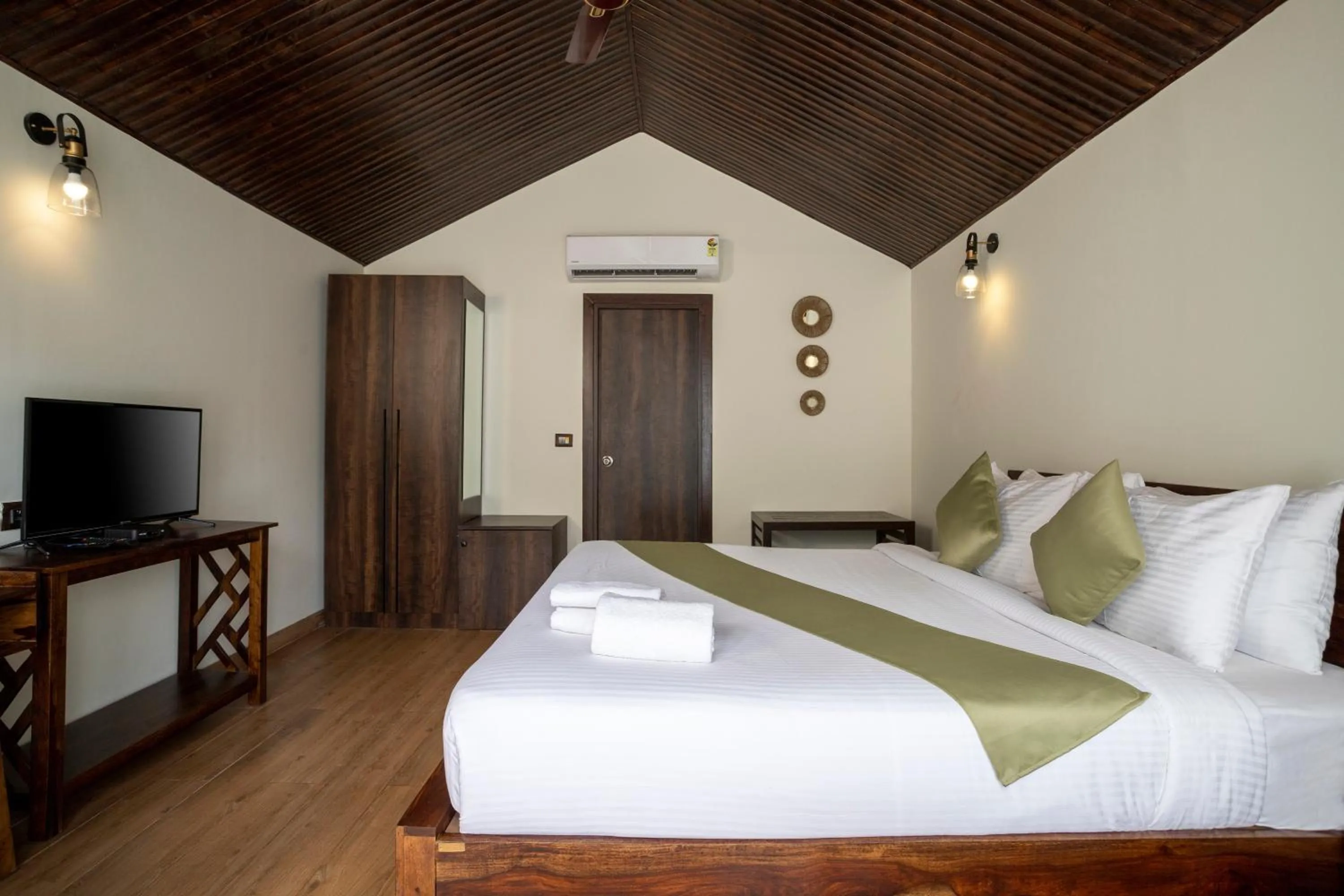 Photo of the whole room, Bed in Stone Wood Premier Gokarna