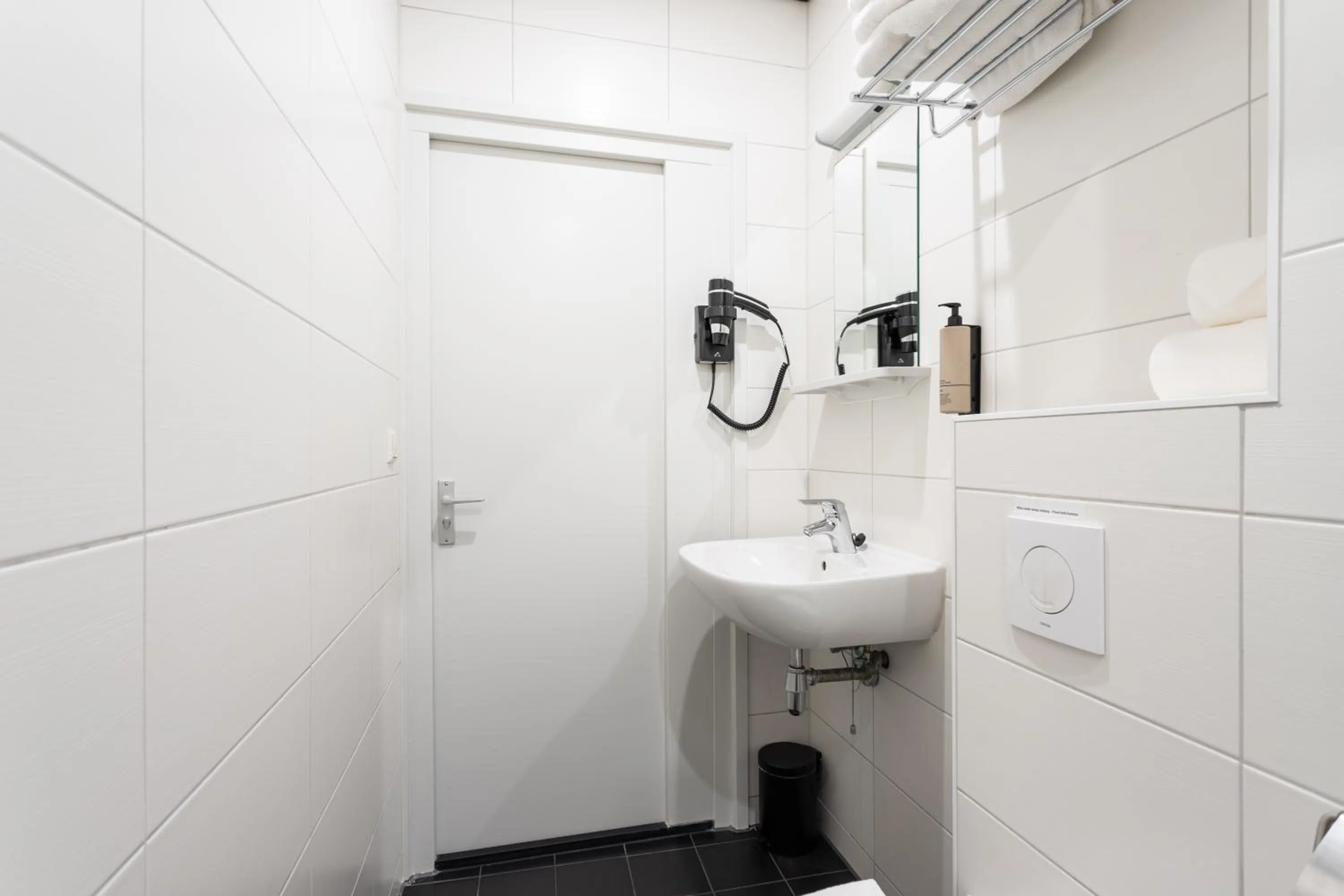 Shower in Weber Hotel 117