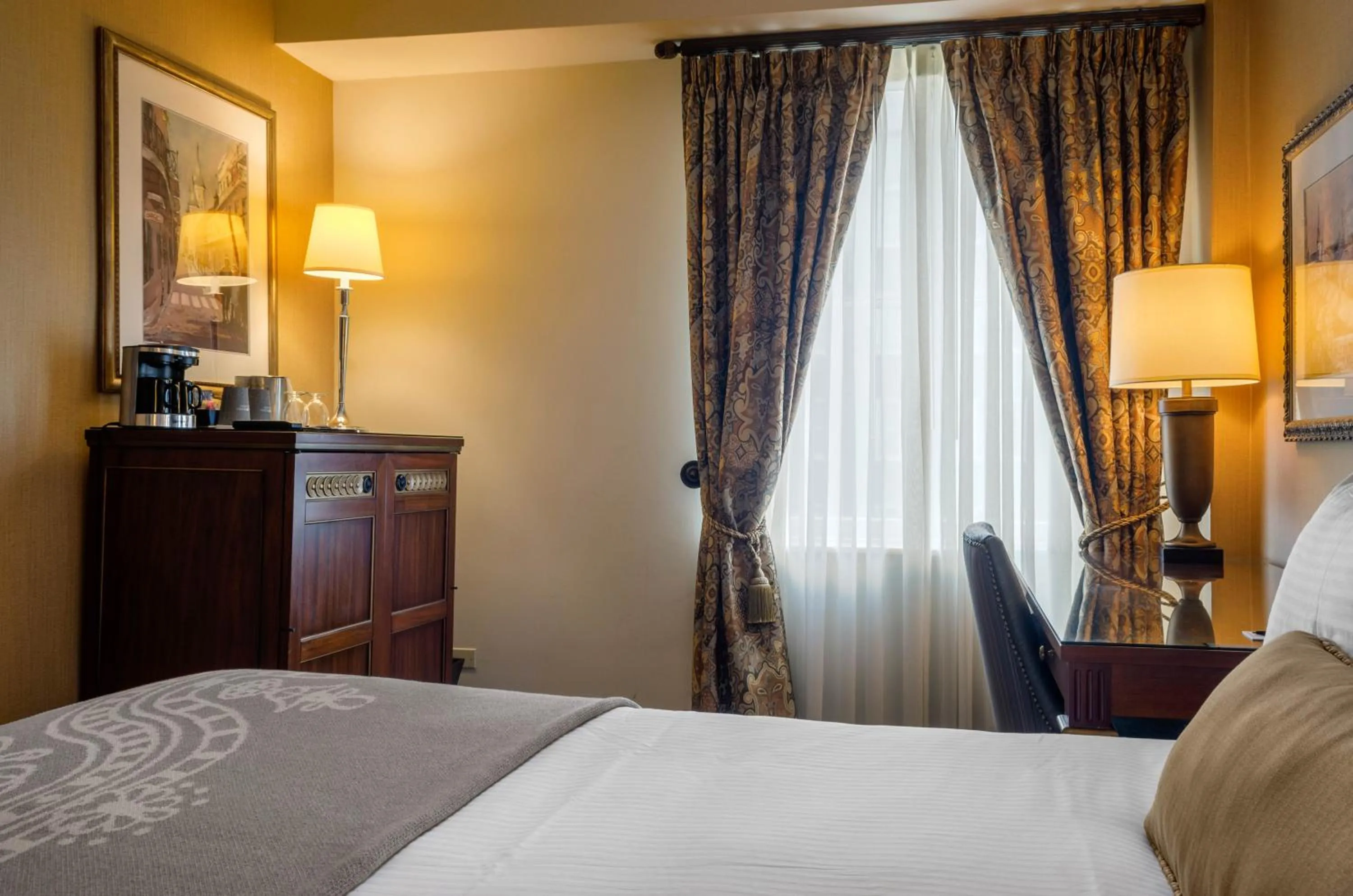 Photo of the whole room, Bed in Omni Royal Orleans Hotel