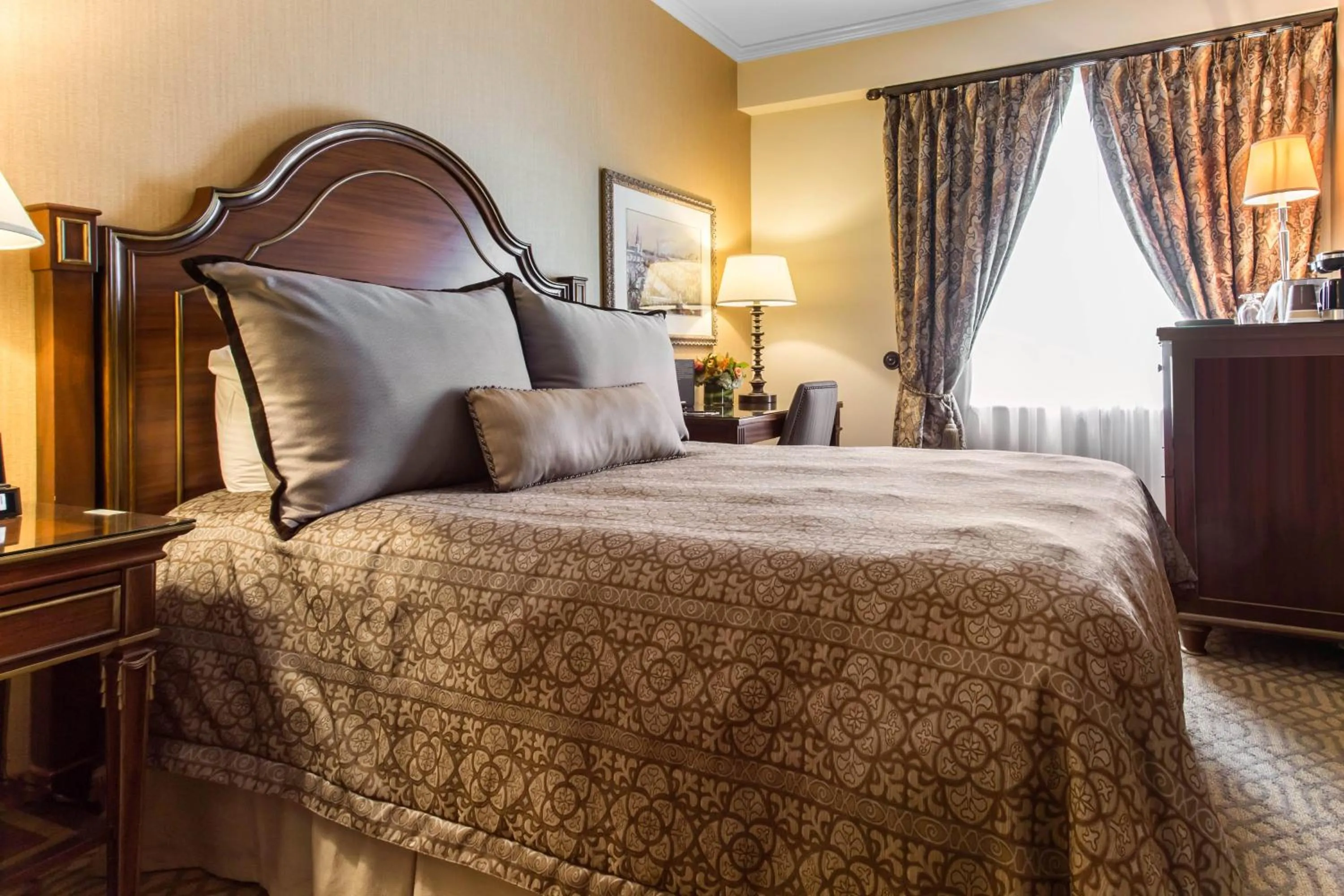 Photo of the whole room, Bed in Omni Royal Orleans Hotel