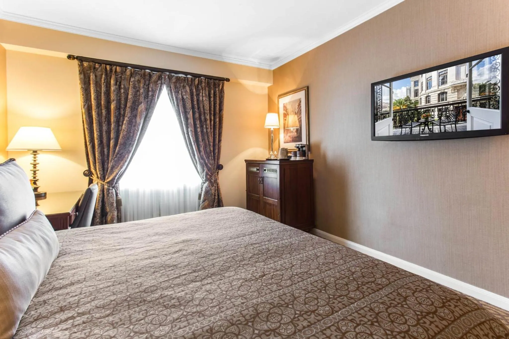 Photo of the whole room, Bed in Omni Royal Orleans Hotel