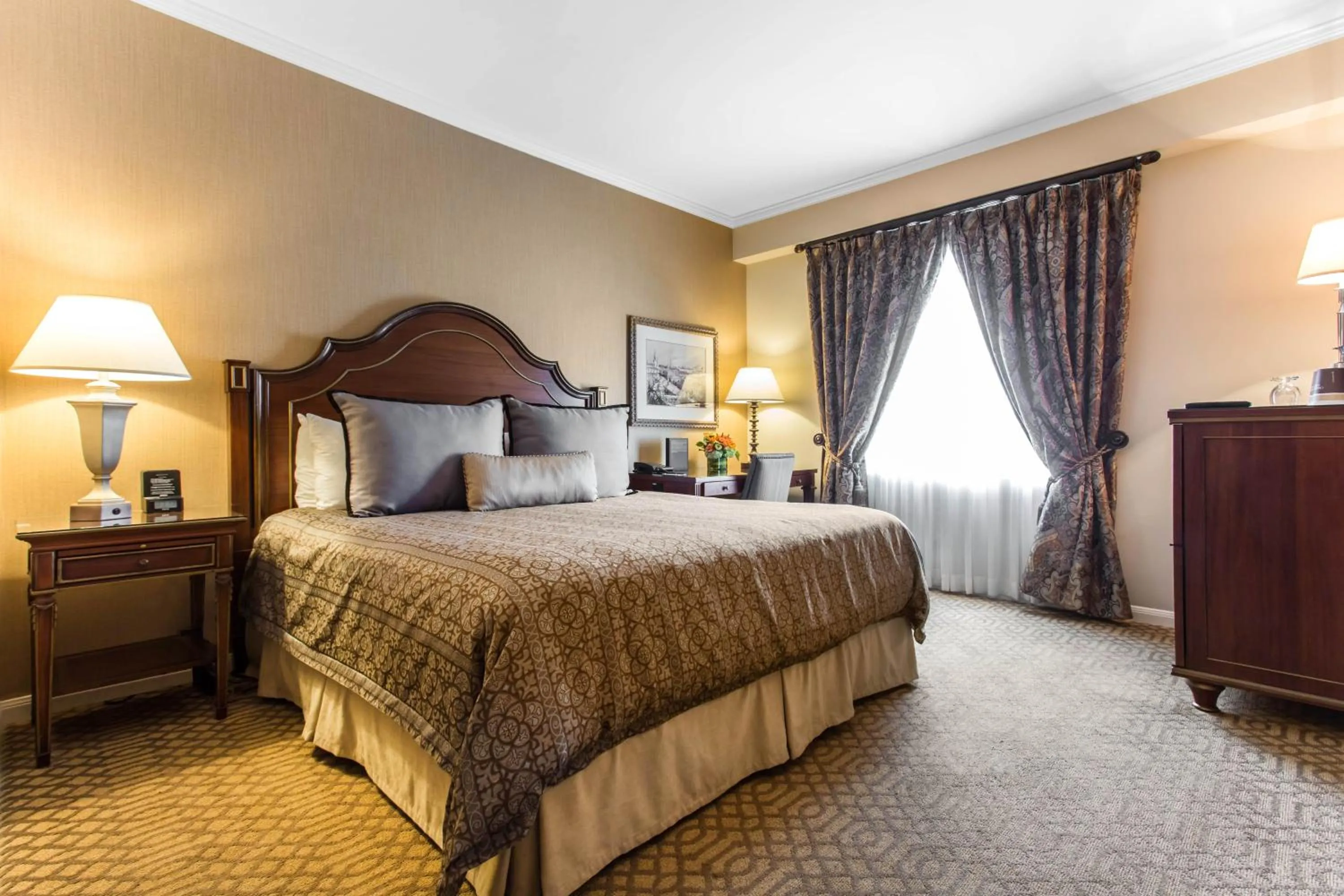 Photo of the whole room, Bed in Omni Royal Orleans Hotel