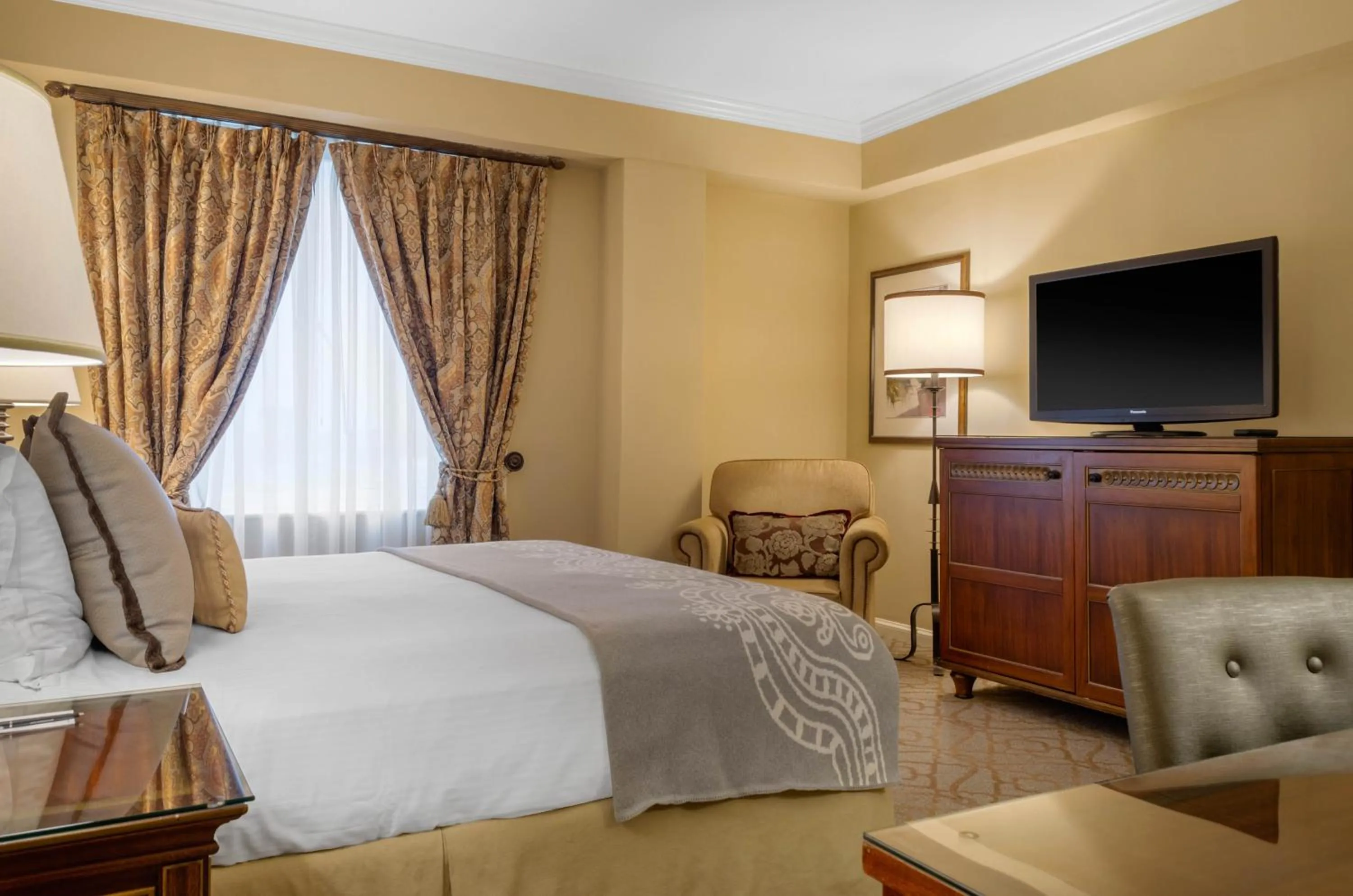 Photo of the whole room, Bed in Omni Royal Orleans Hotel