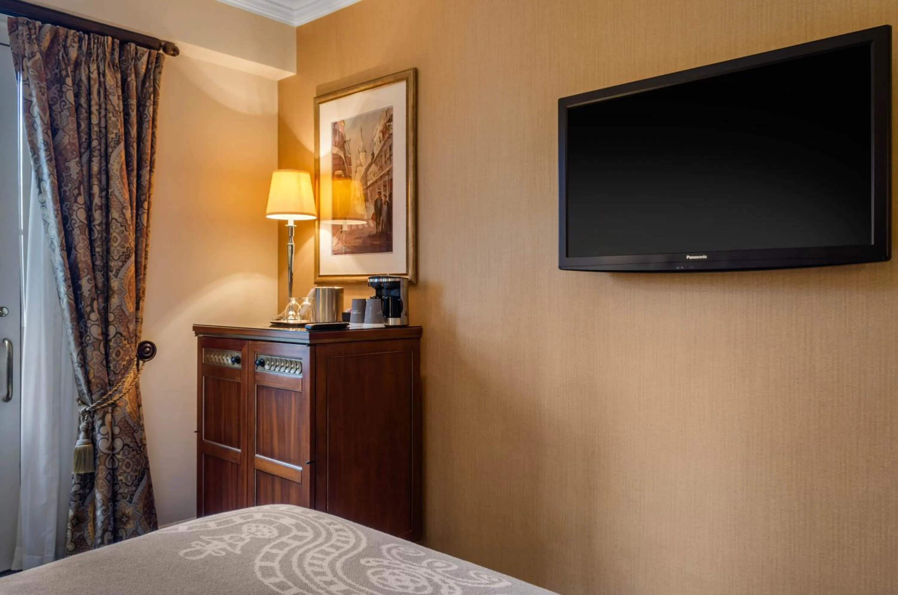 Photo of the whole room, Bed in Omni Royal Orleans Hotel