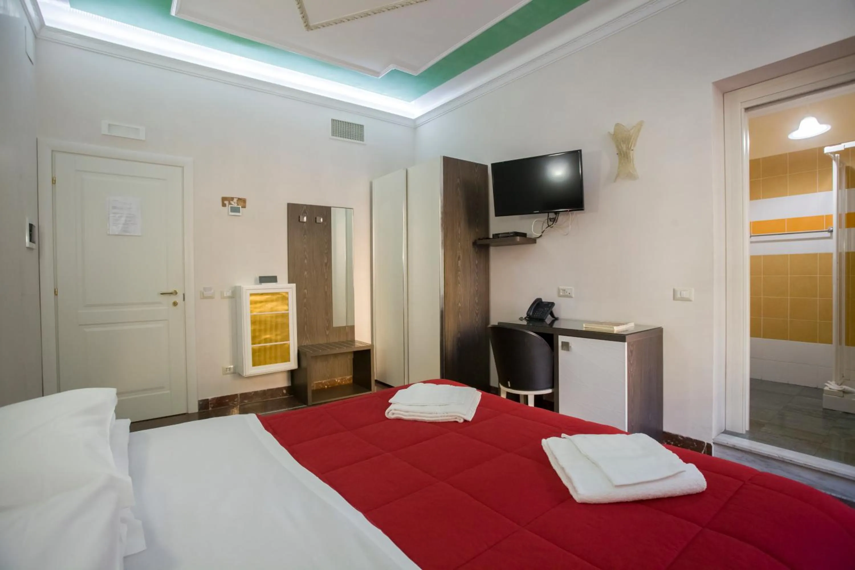 Photo of the whole room, Bed in Anthony 47