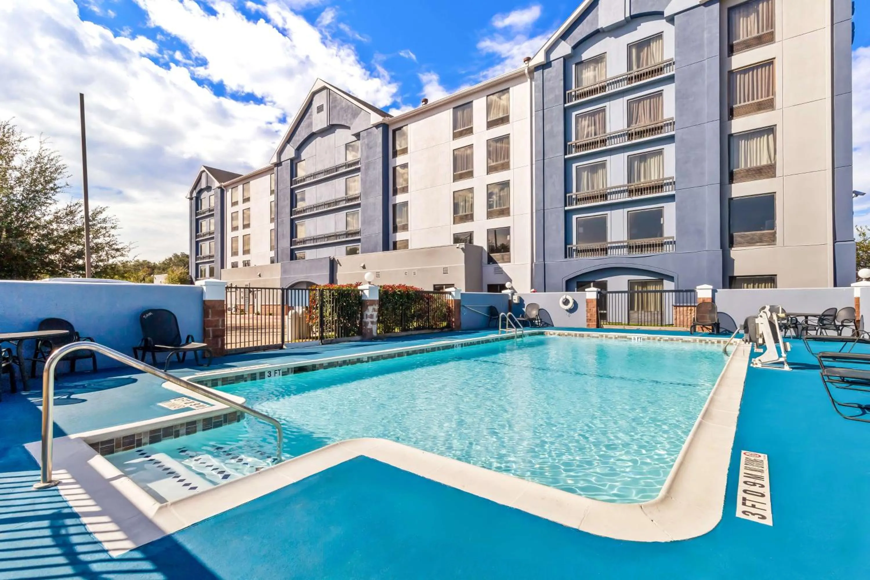 Pool view in Comfort Inn 290/NW