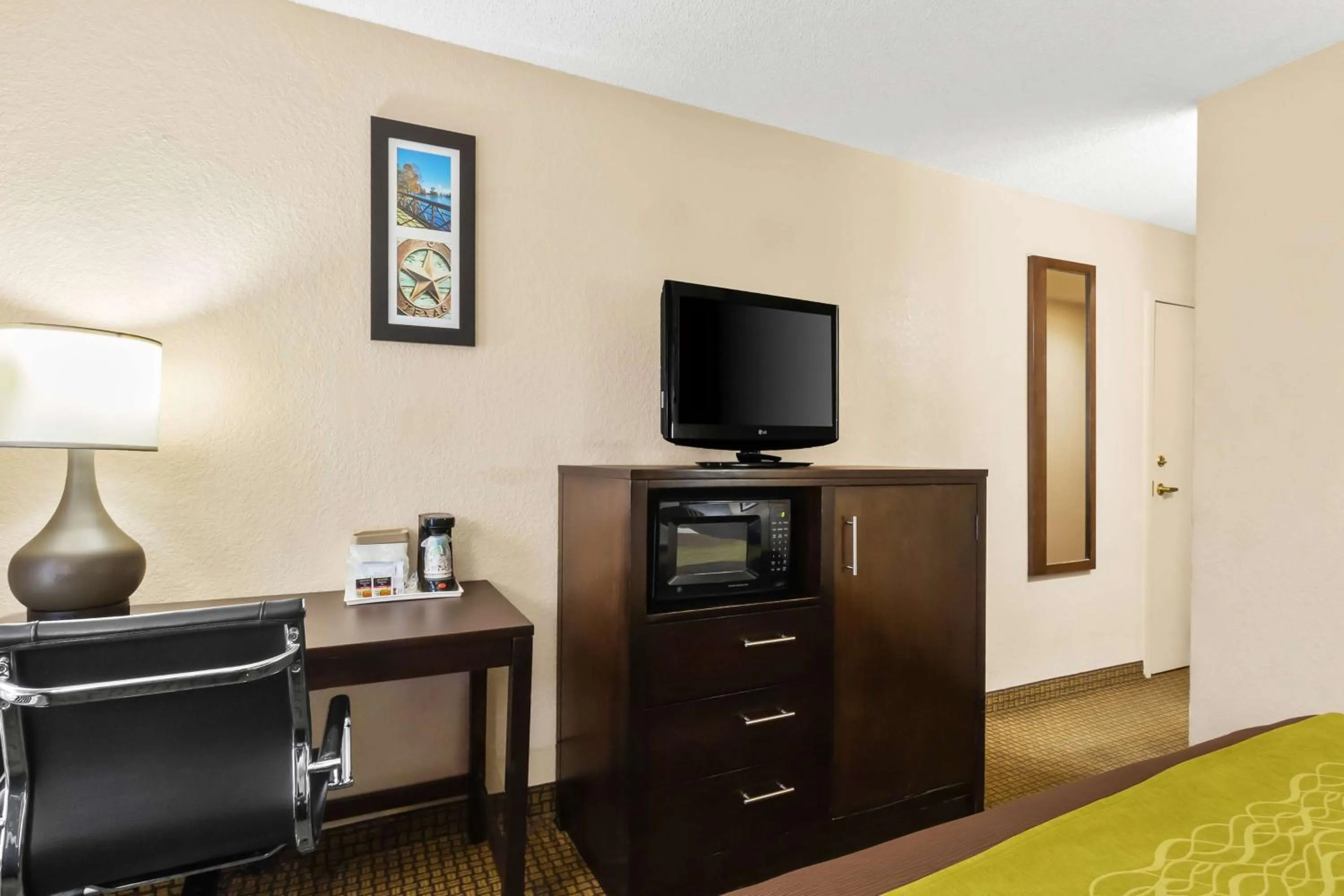 Bedroom in Comfort Inn 290/NW