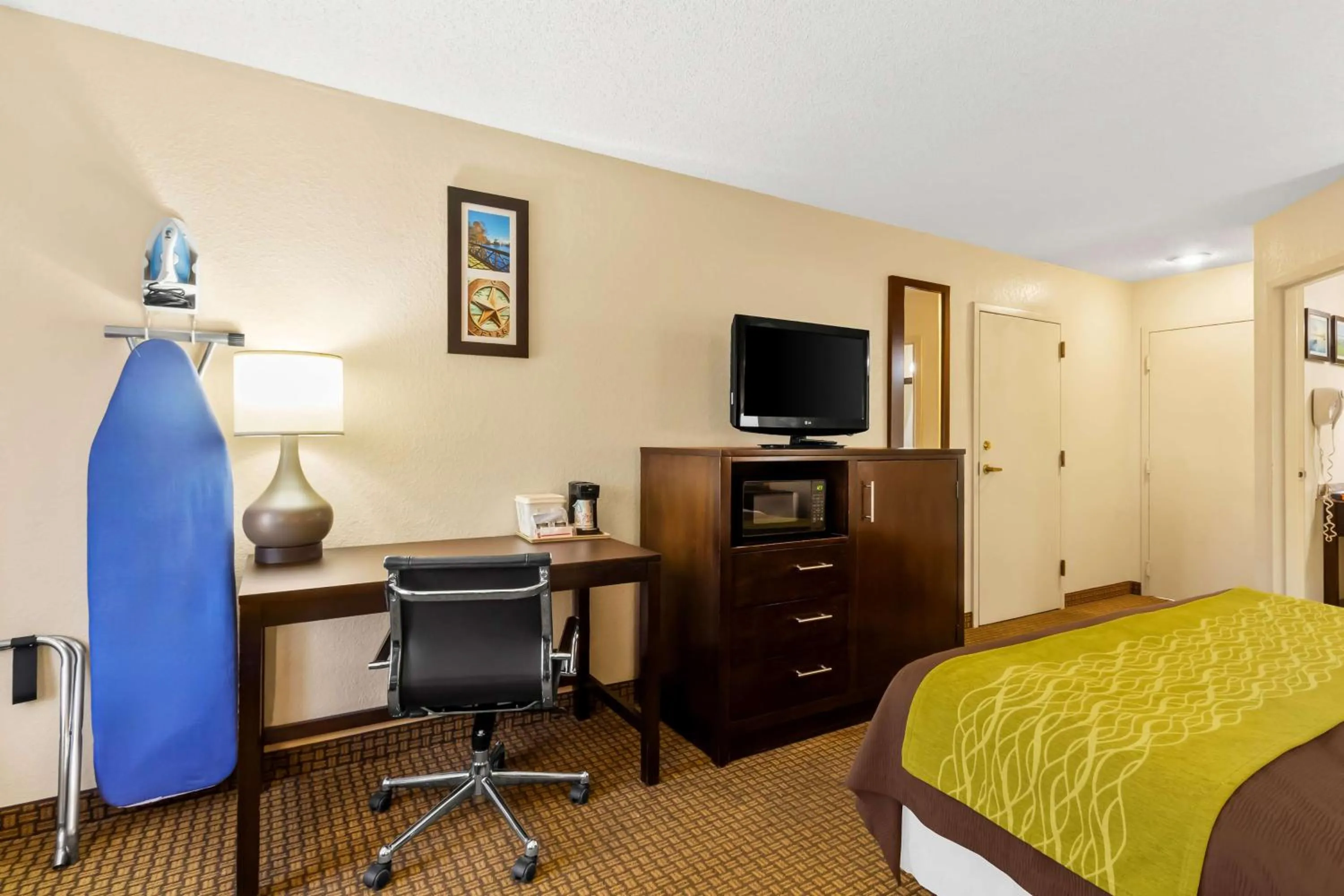 Bedroom, Bed in Comfort Inn 290/NW