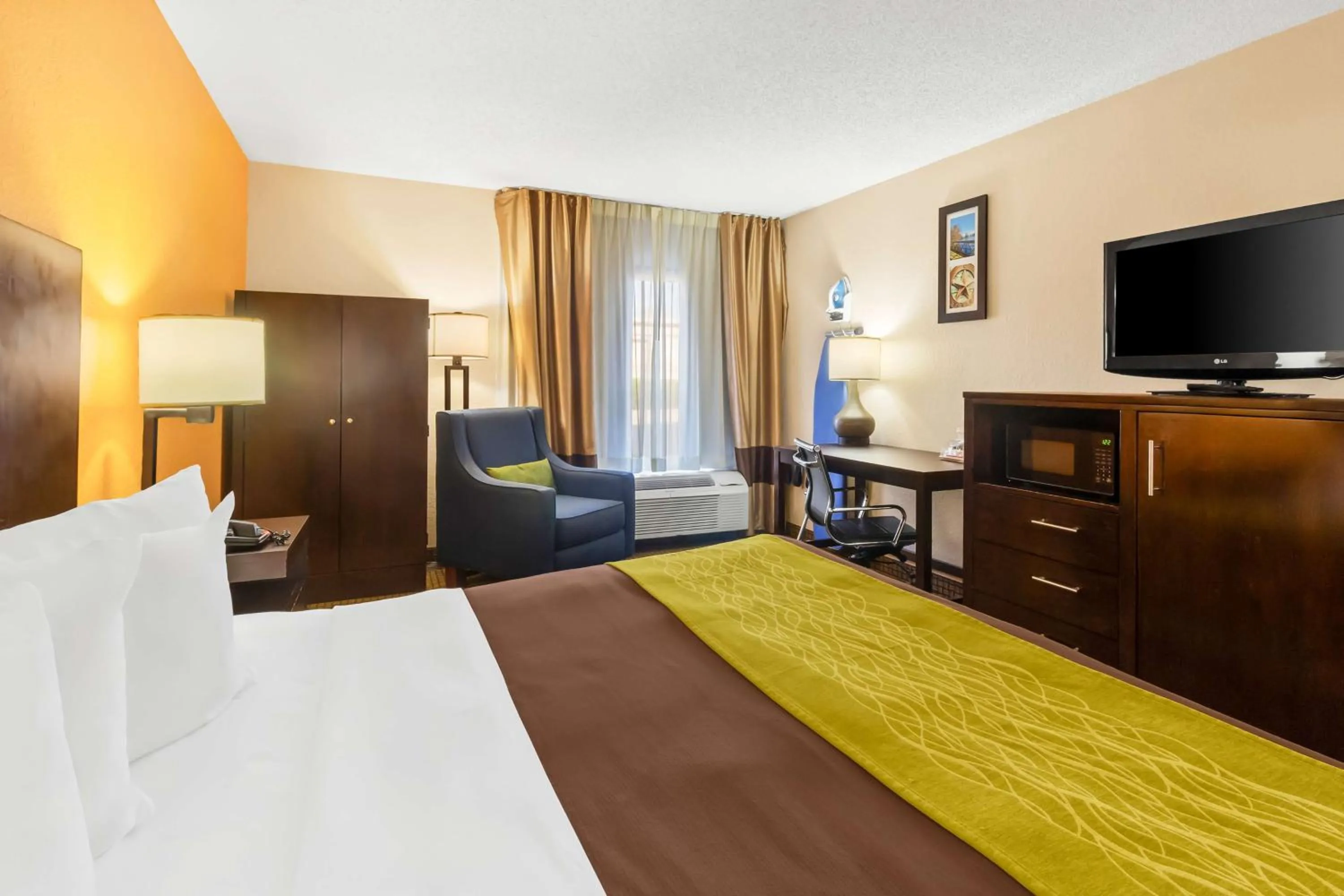 Bedroom, Bed in Comfort Inn 290/NW