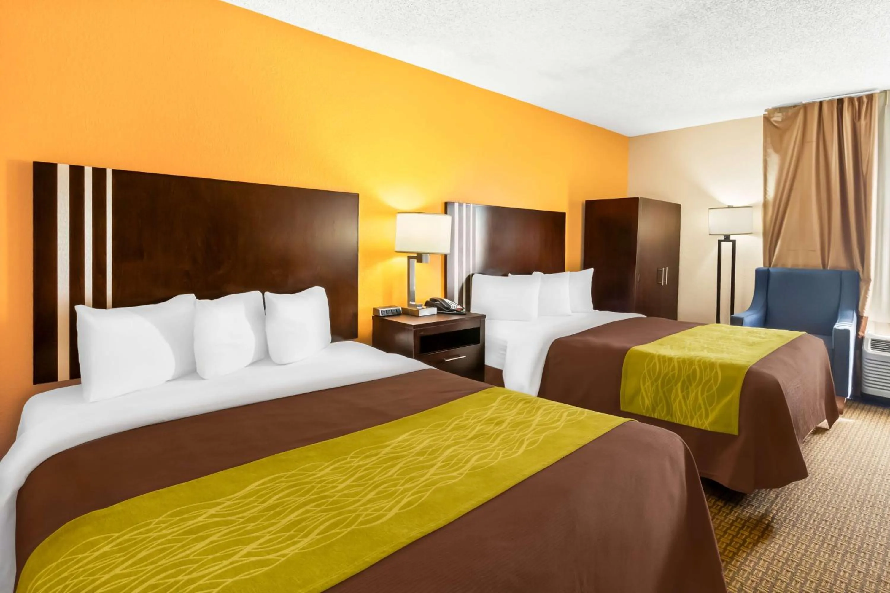 Bedroom, Bed in Comfort Inn 290/NW