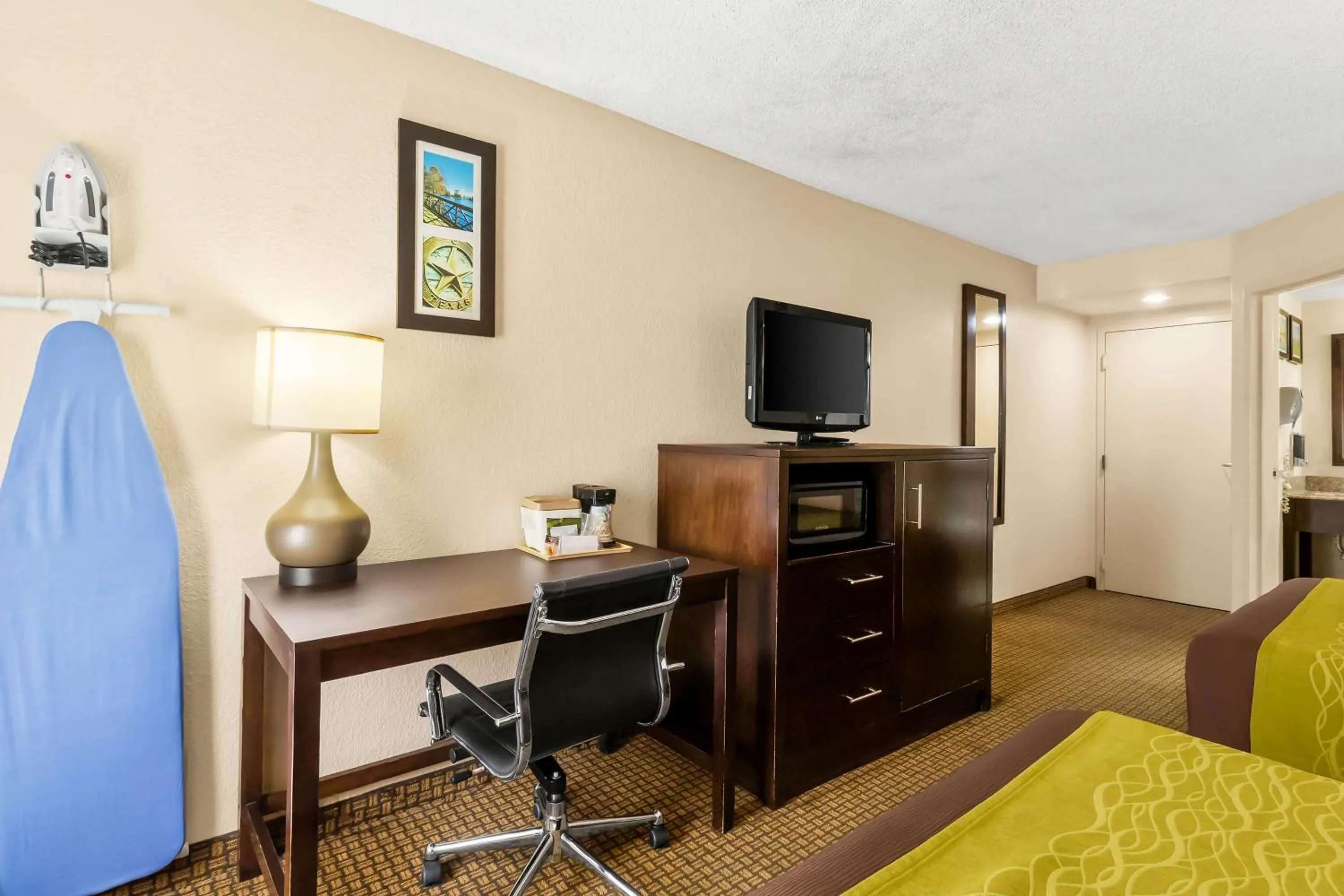 Bedroom, Bed in Comfort Inn 290/NW