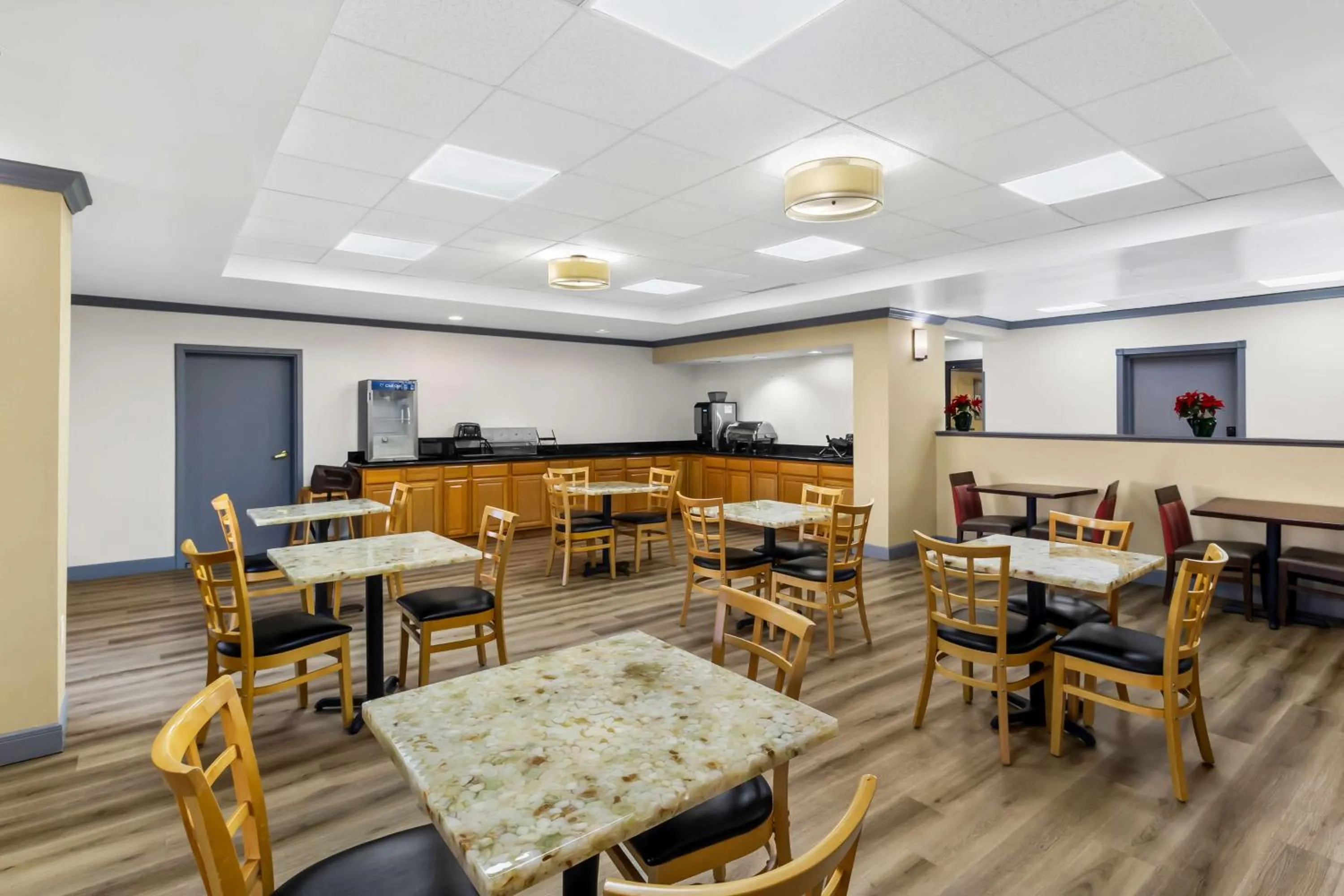 Restaurant/places to eat in Comfort Inn 290/NW