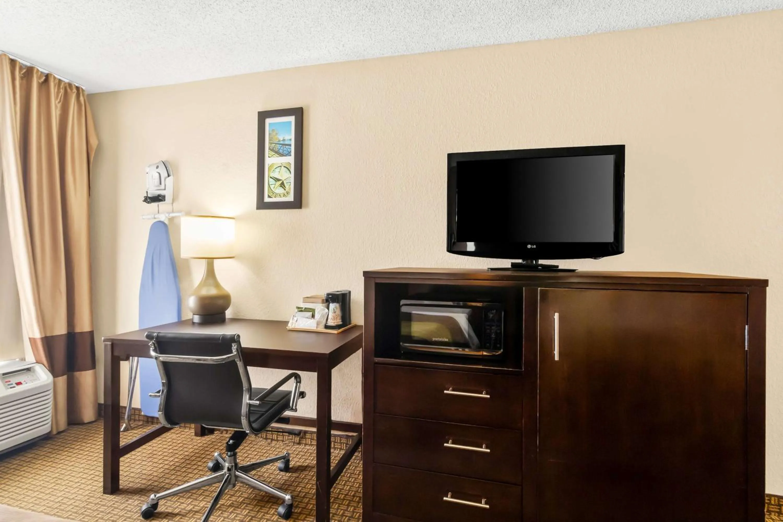 Bedroom in Comfort Inn 290/NW