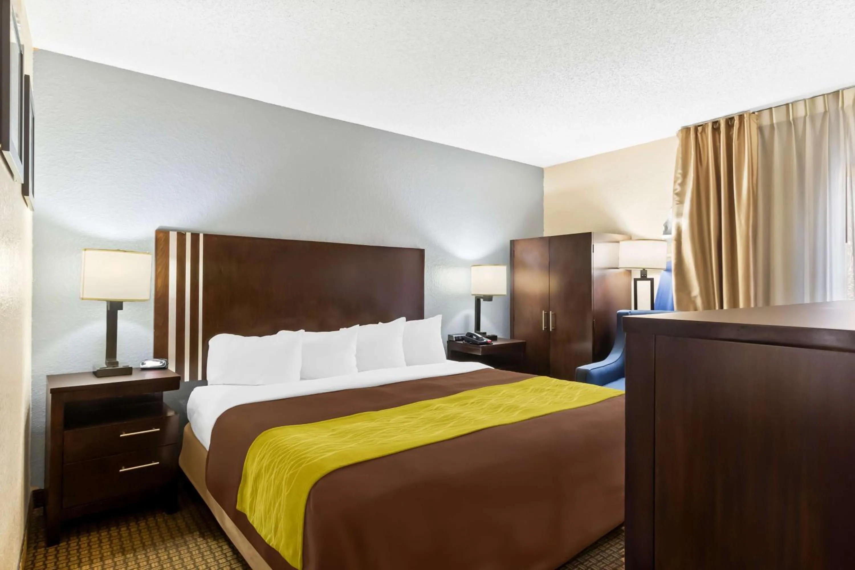 Bedroom, Bed in Comfort Inn 290/NW