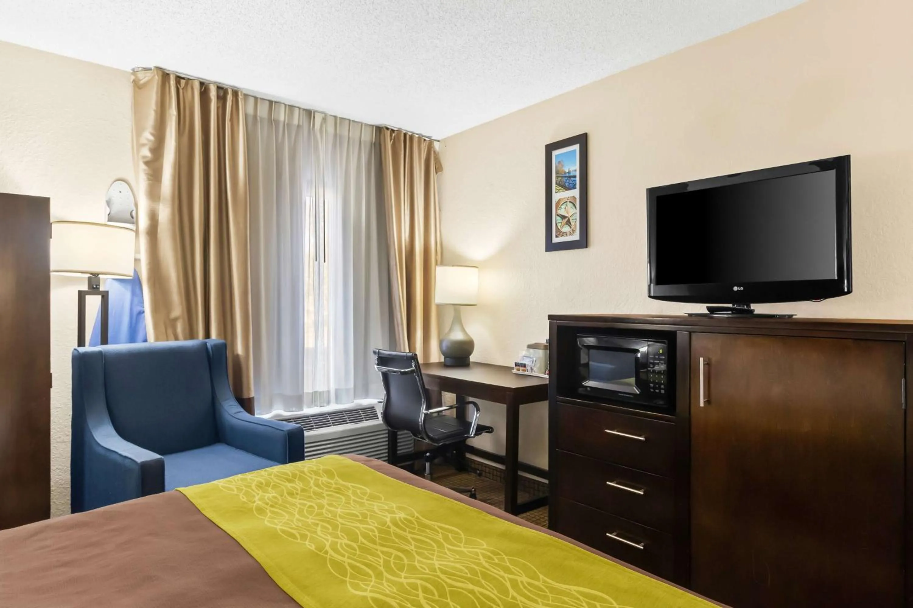 Bedroom, Bed in Comfort Inn 290/NW