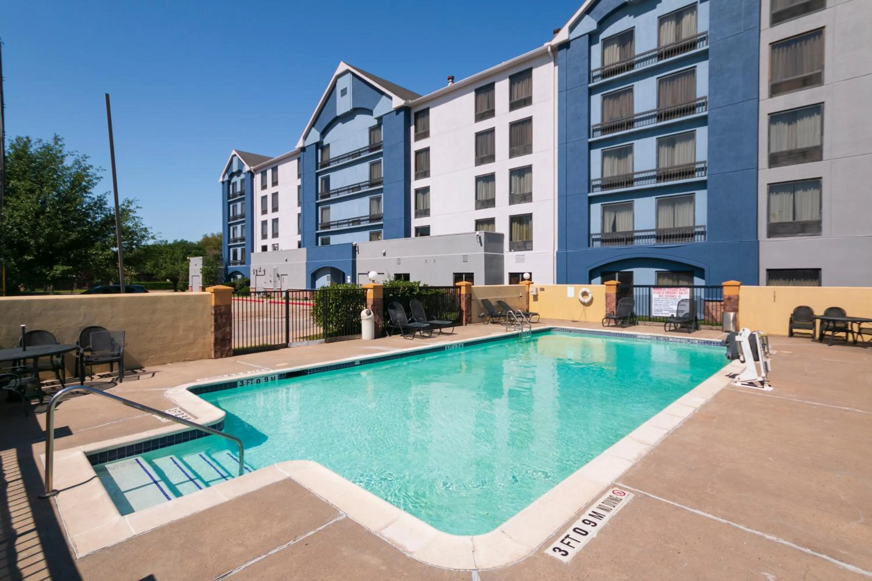 Swimming pool in Comfort Inn 290/NW